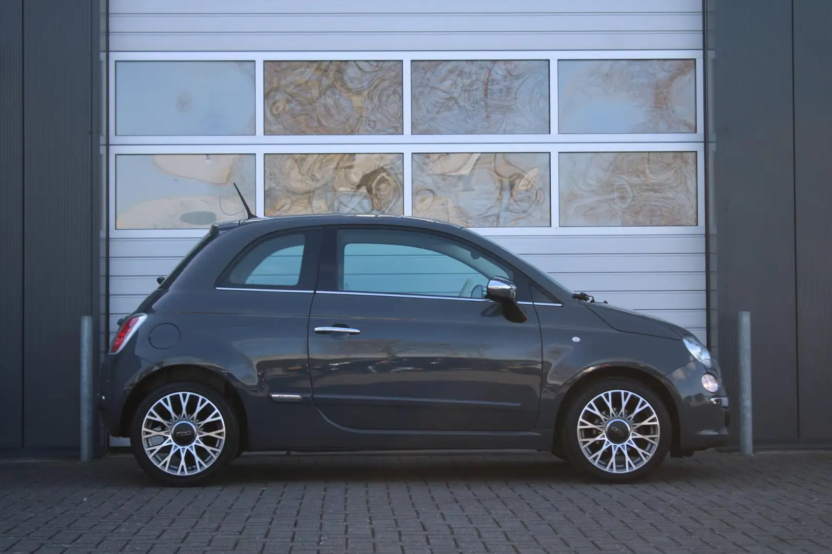 Fiat 500 0.9 TwinAir Lounge 85pk Clima/Xenon/Panodak/Blueto Grijs - 2