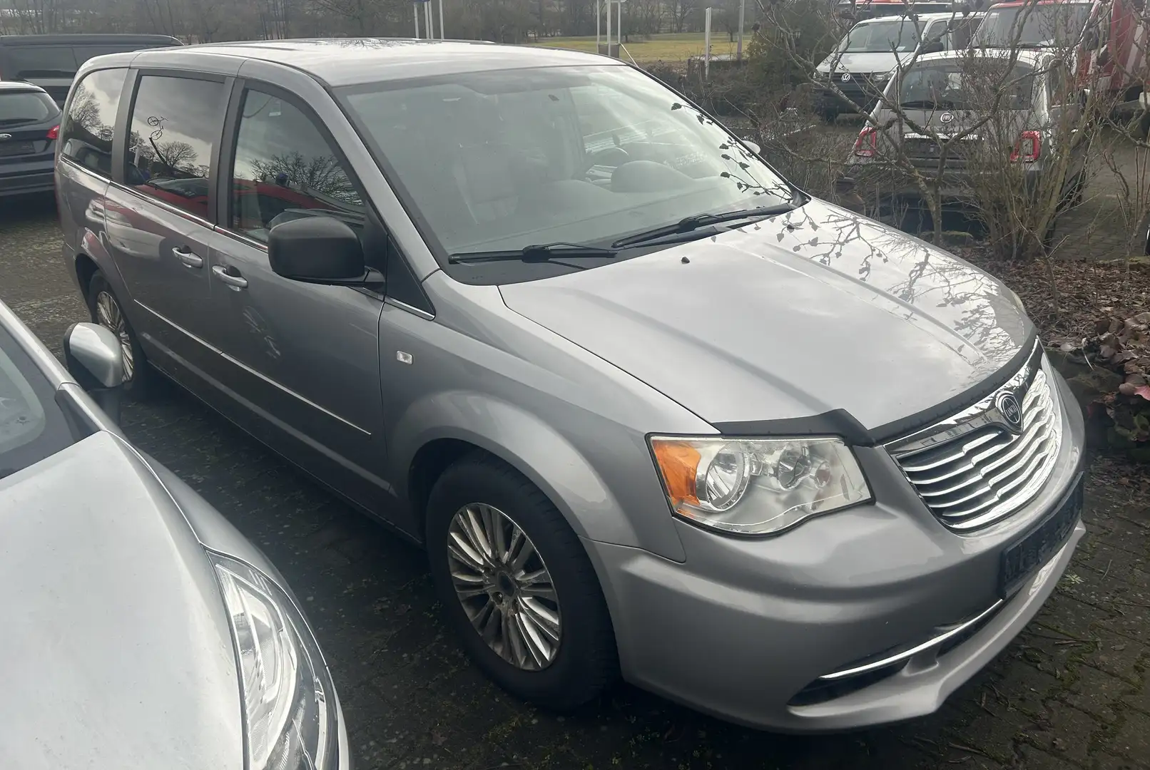 Lancia Voyager 2.8 CRD Aut. 1. Hand 7 Sitzer Alu Klimaaut. Met. Plateado - 2