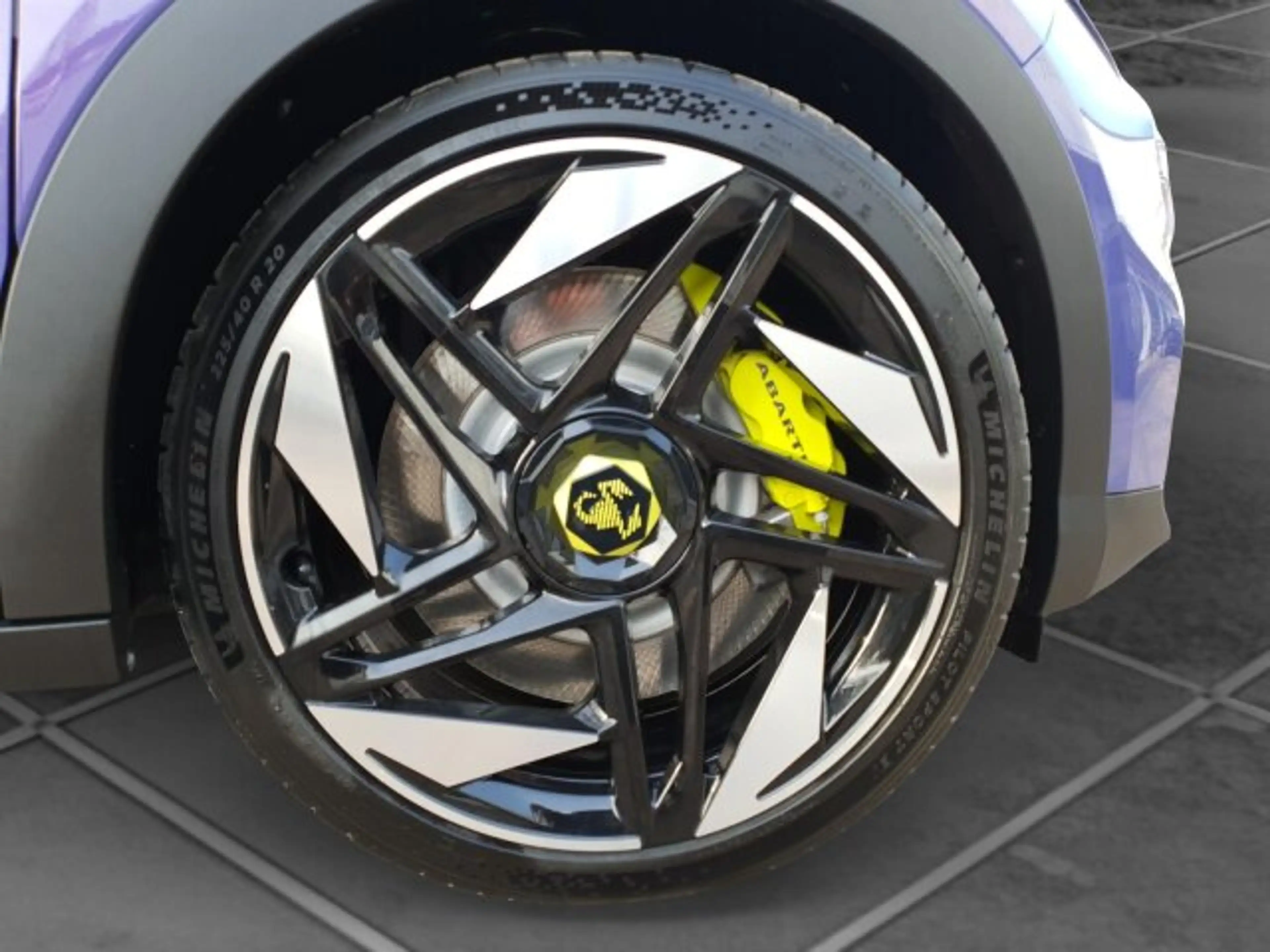 Abarth 600e 600e Turismo Sonderedition Hypnotic Purple — photo 6