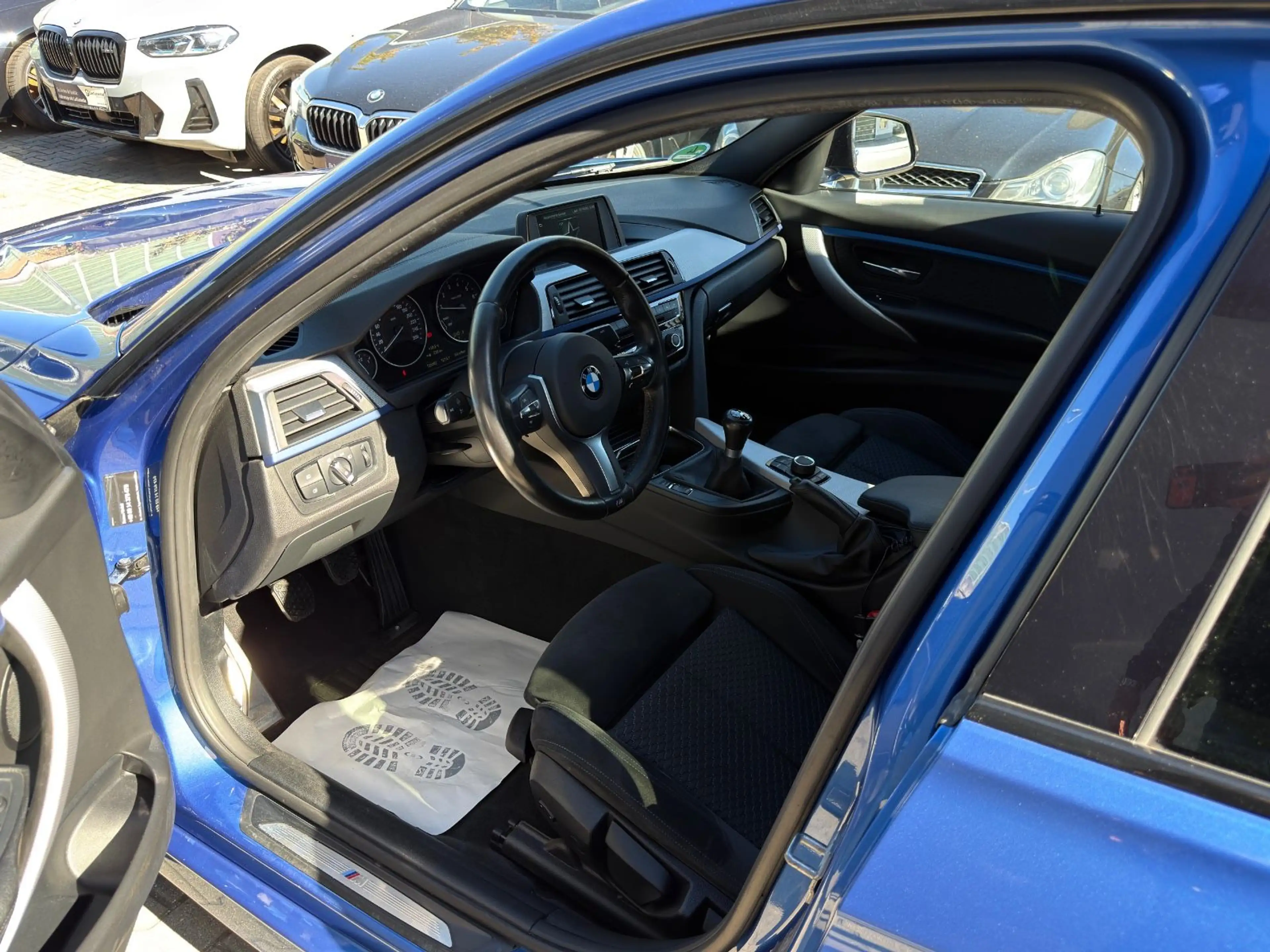 BMW 318 i M Sport Limousine LED Head Up — photo 14
