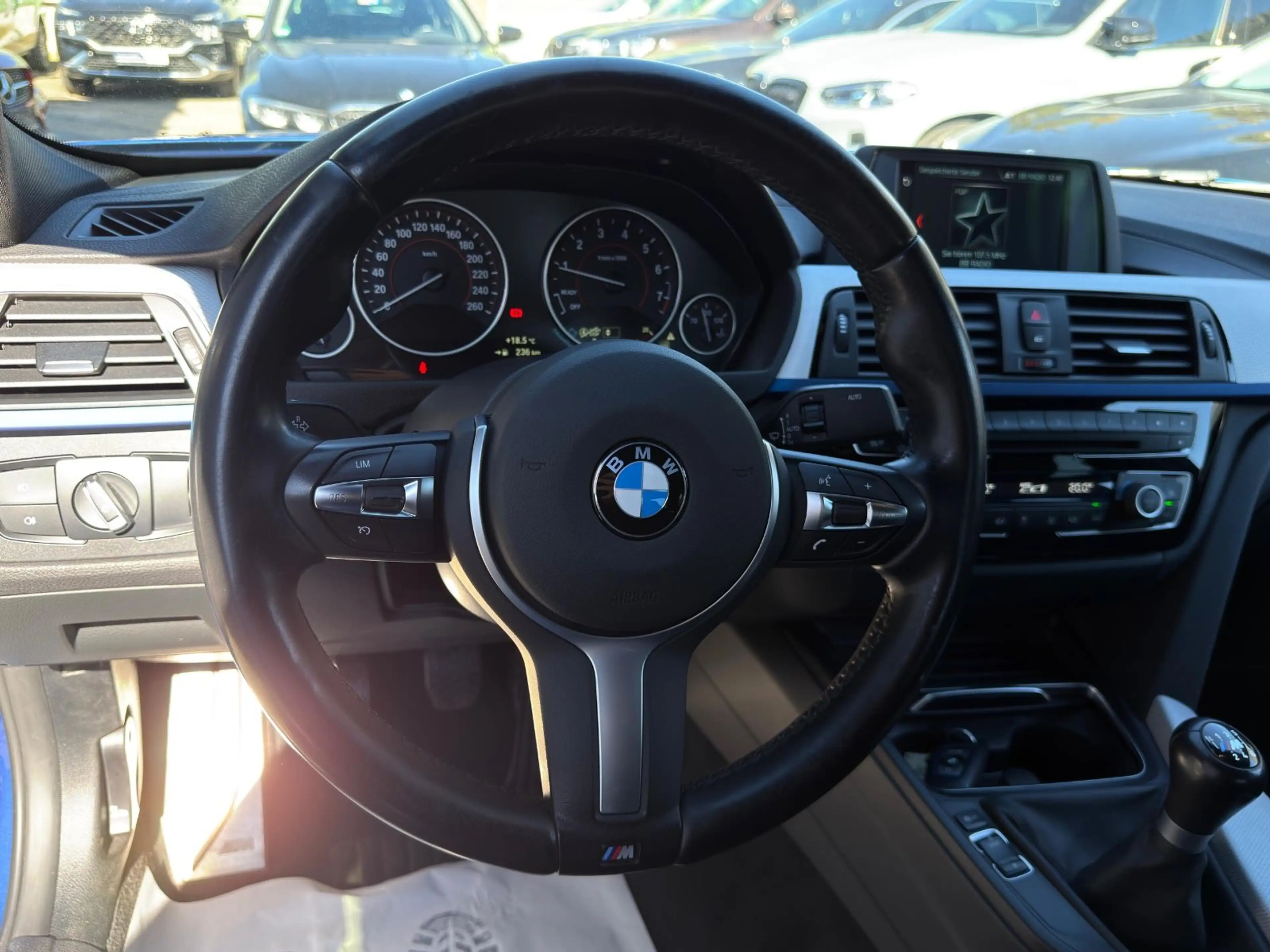BMW 318 i M Sport Limousine LED Head Up — photo 6