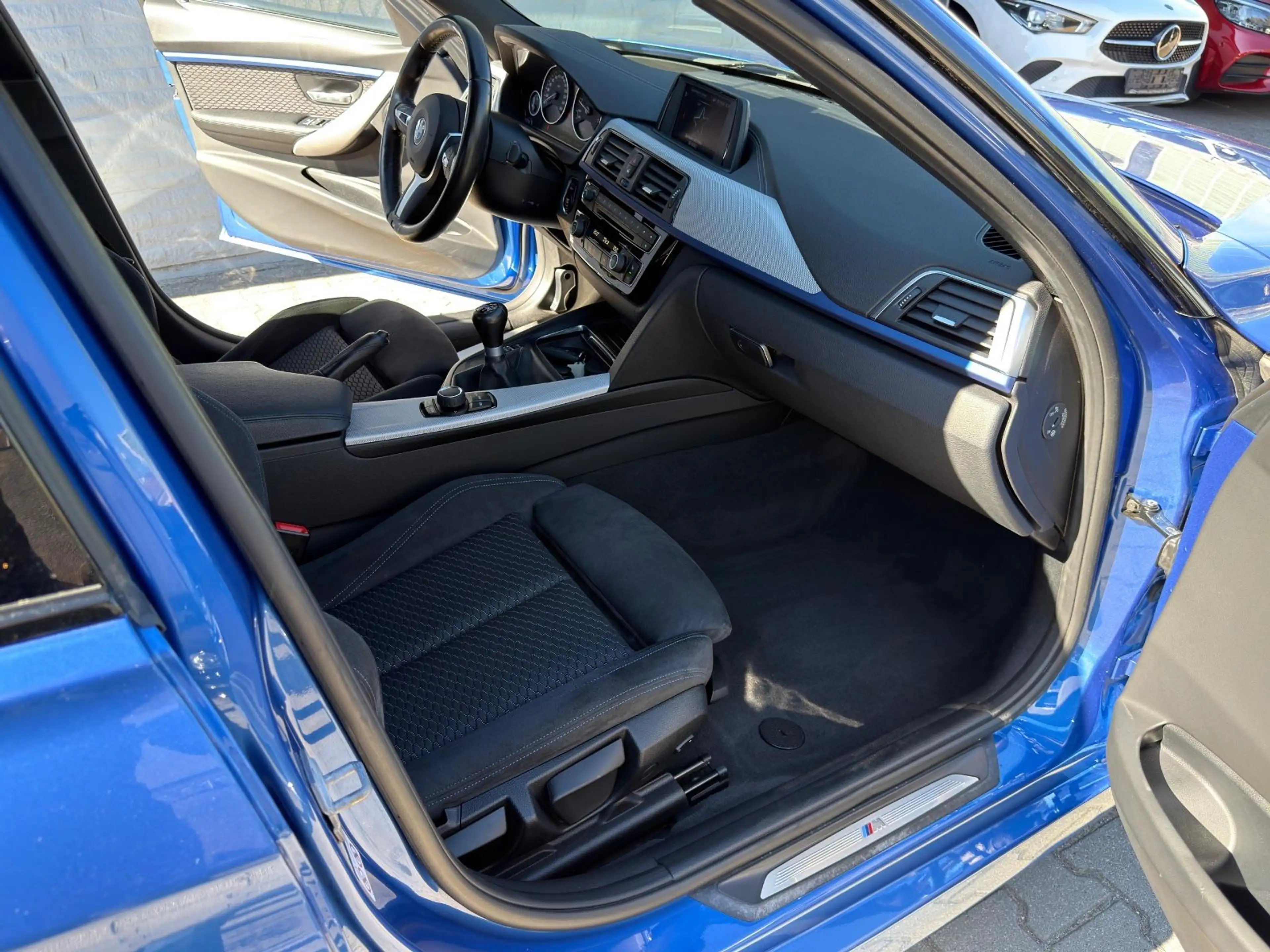 BMW 318 i M Sport Limousine LED Head Up — photo 11