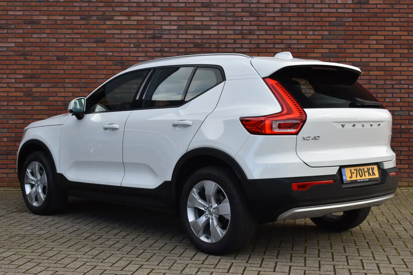 Volvo XC40 T3 163PK Automaat Business Pro | Parkeercamera | T Wit - 2