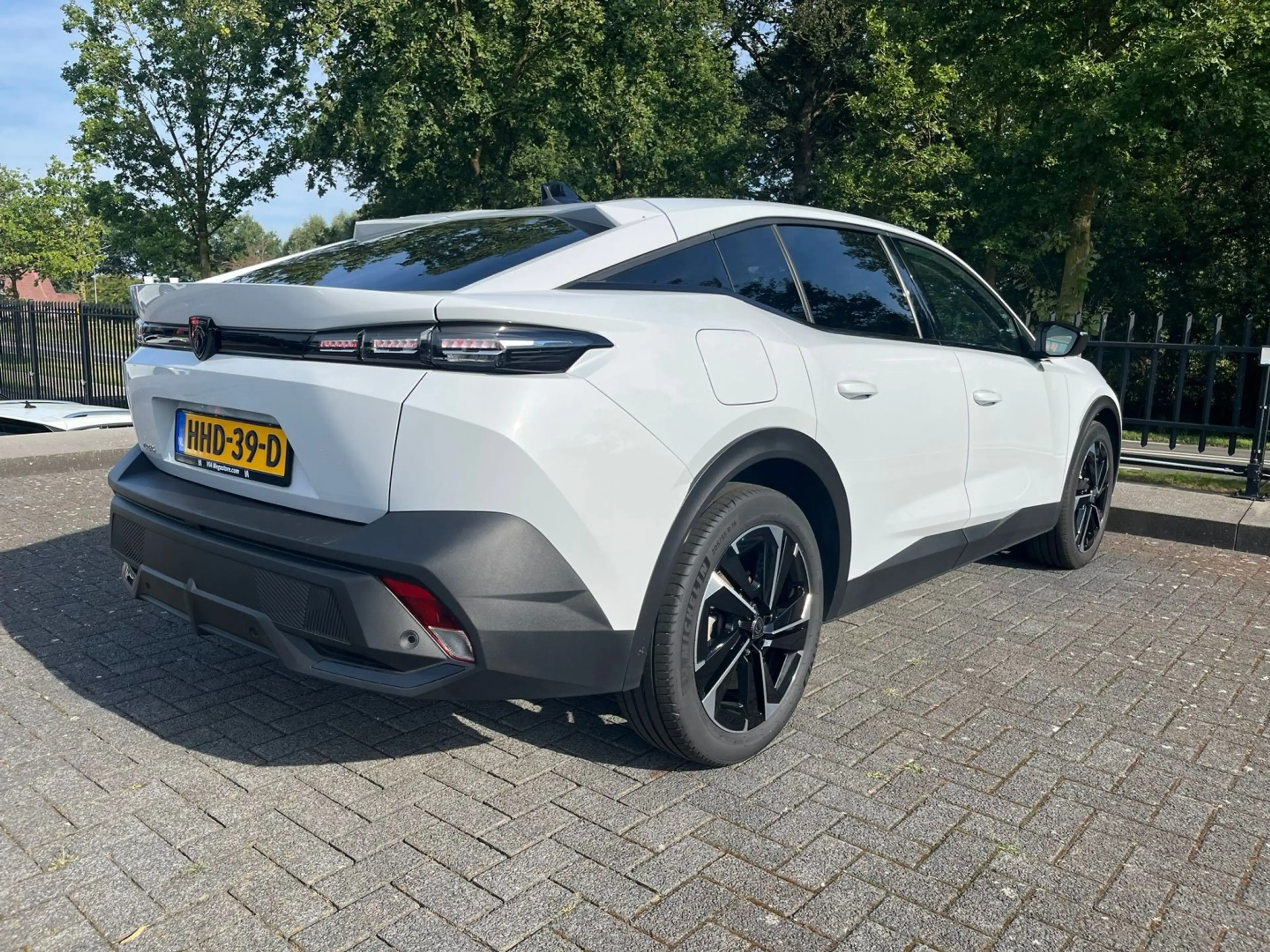 Peugeot 408 1.2 Hybrid 145 e-DCS6 Allure — photo 3