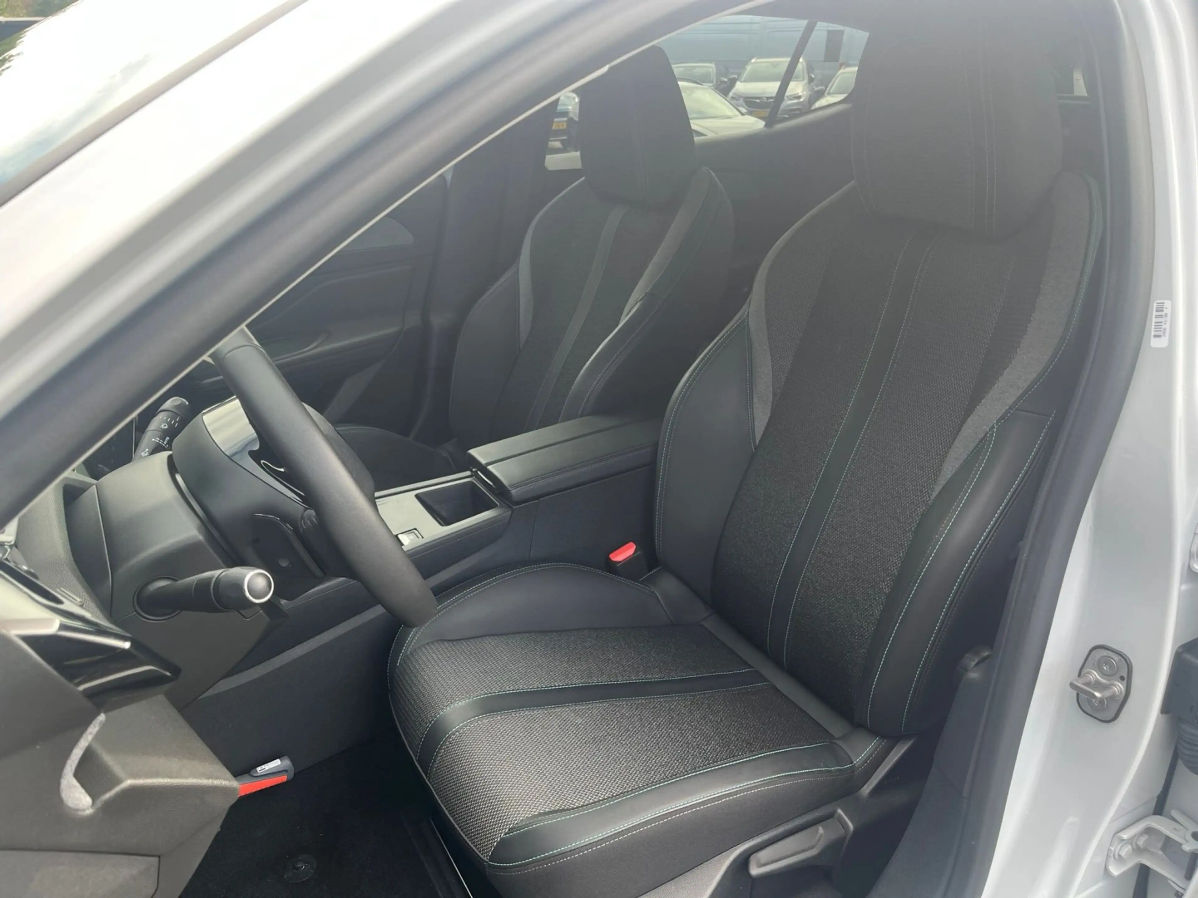 Peugeot 408 1.2 Hybrid 145 e-DCS6 Allure — photo 4