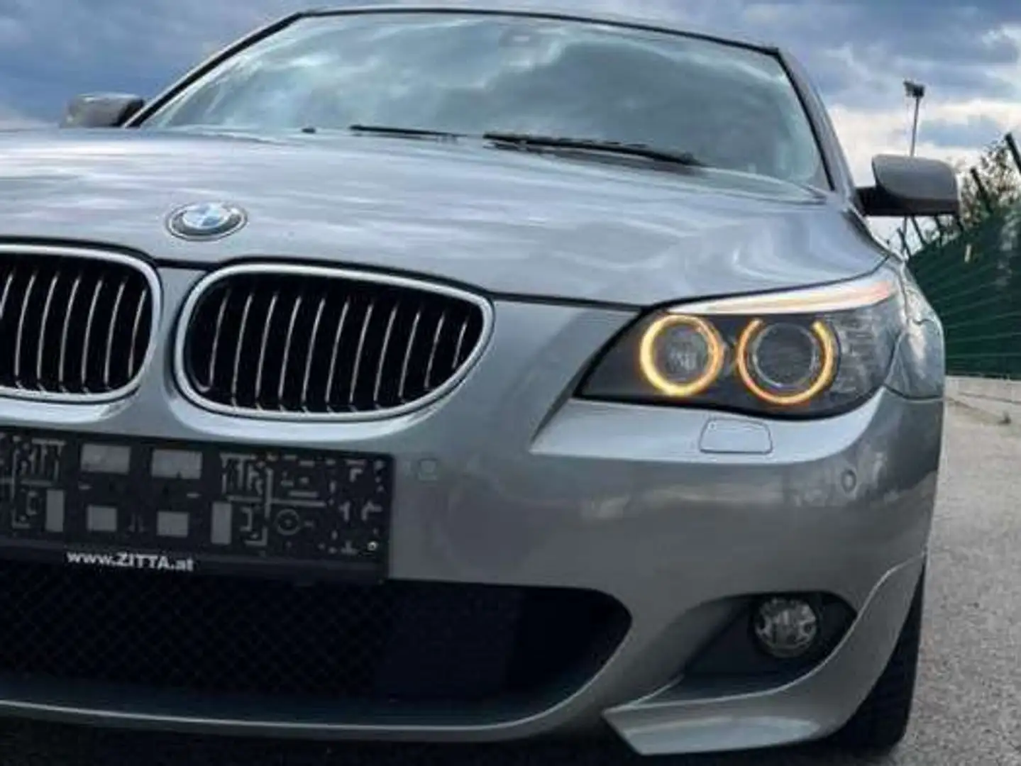 BMW 530 530d Touring Aut. Grau - 2