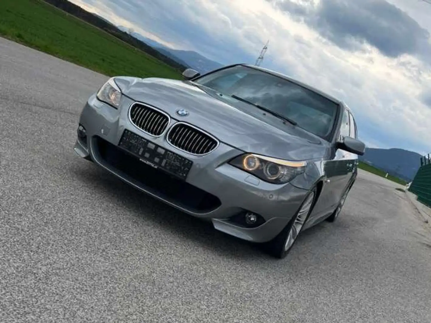 BMW 530 530d Touring Aut. Grau - 1