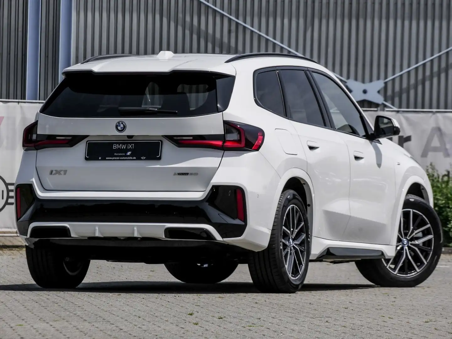 BMW iX1 xDrive30 M Sport HUD PANO ACC AHK RFK NAVI Blanc - 2