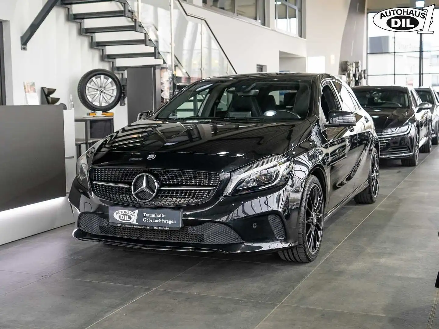 Mercedes-Benz A 180 *R-KAMERA*TOTWINKEL*URBAN*AMG-RÄDER* Noir - 2