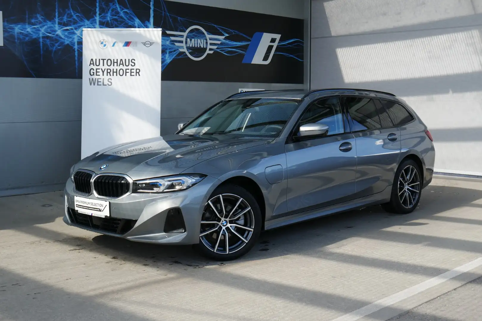 BMW 330 e xDrive *Innovationspaket/AHK/Sportsitz/360°/ACC/Adapt. LED/Repair Inclusive* Grau - 1