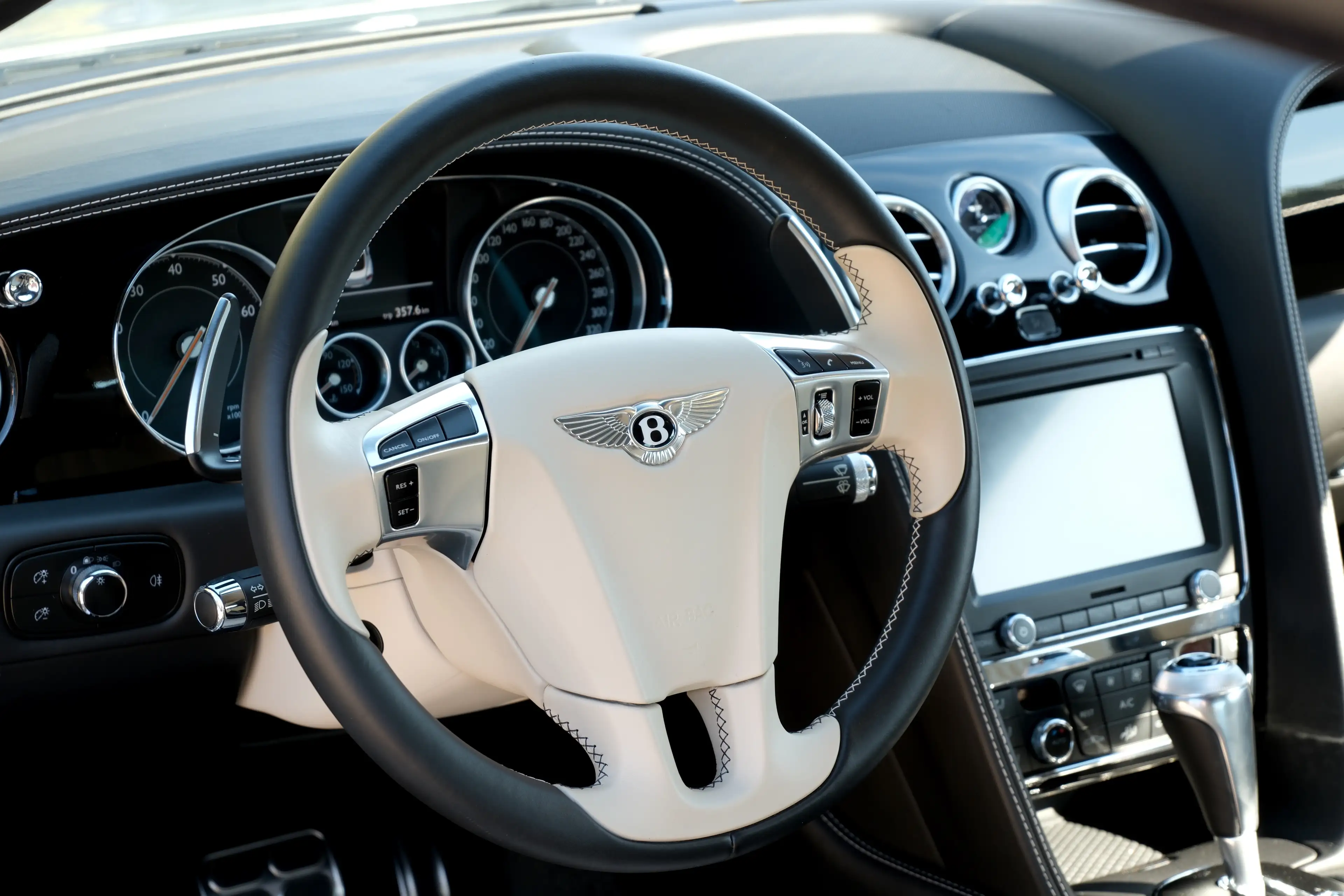 Bentley Continental GT Continental GT V8 S*Massage*CarPlay*BiColor*CAM* — photo 13