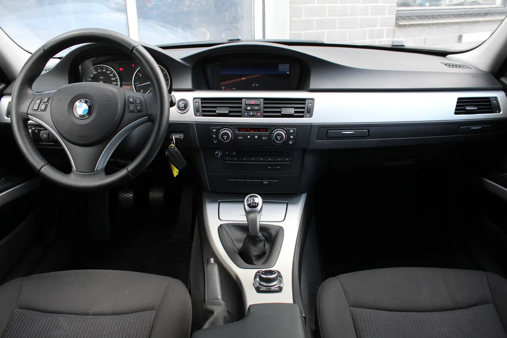 BMW 316 3-serie 316i Business Line / Navigatie / PDC / N.A Grijs - 2