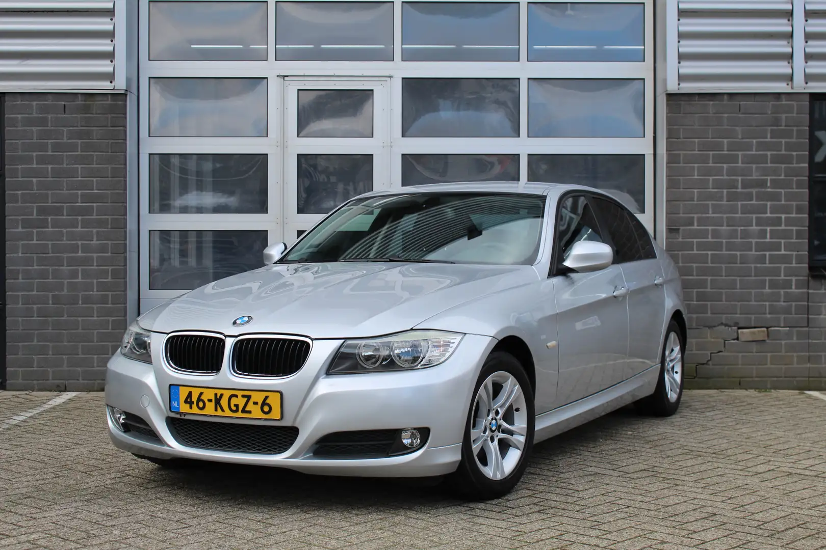 BMW 316 3-serie 316i Business Line / Navigatie / PDC / N.A siva - 1