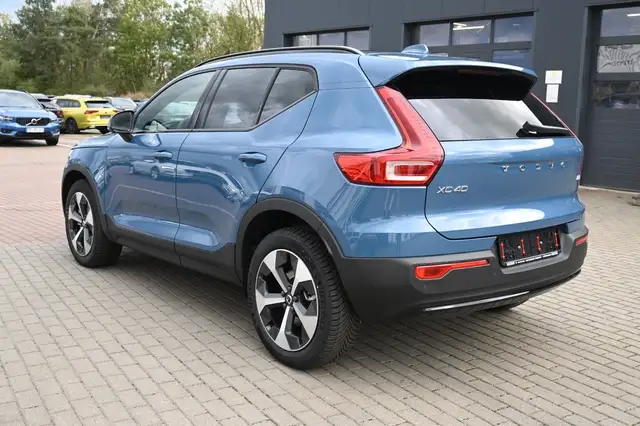 Volvo XC40 view 3