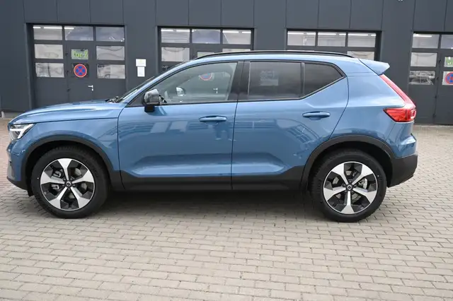 Volvo XC40 view 2