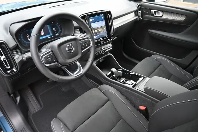 Volvo XC40 view 12
