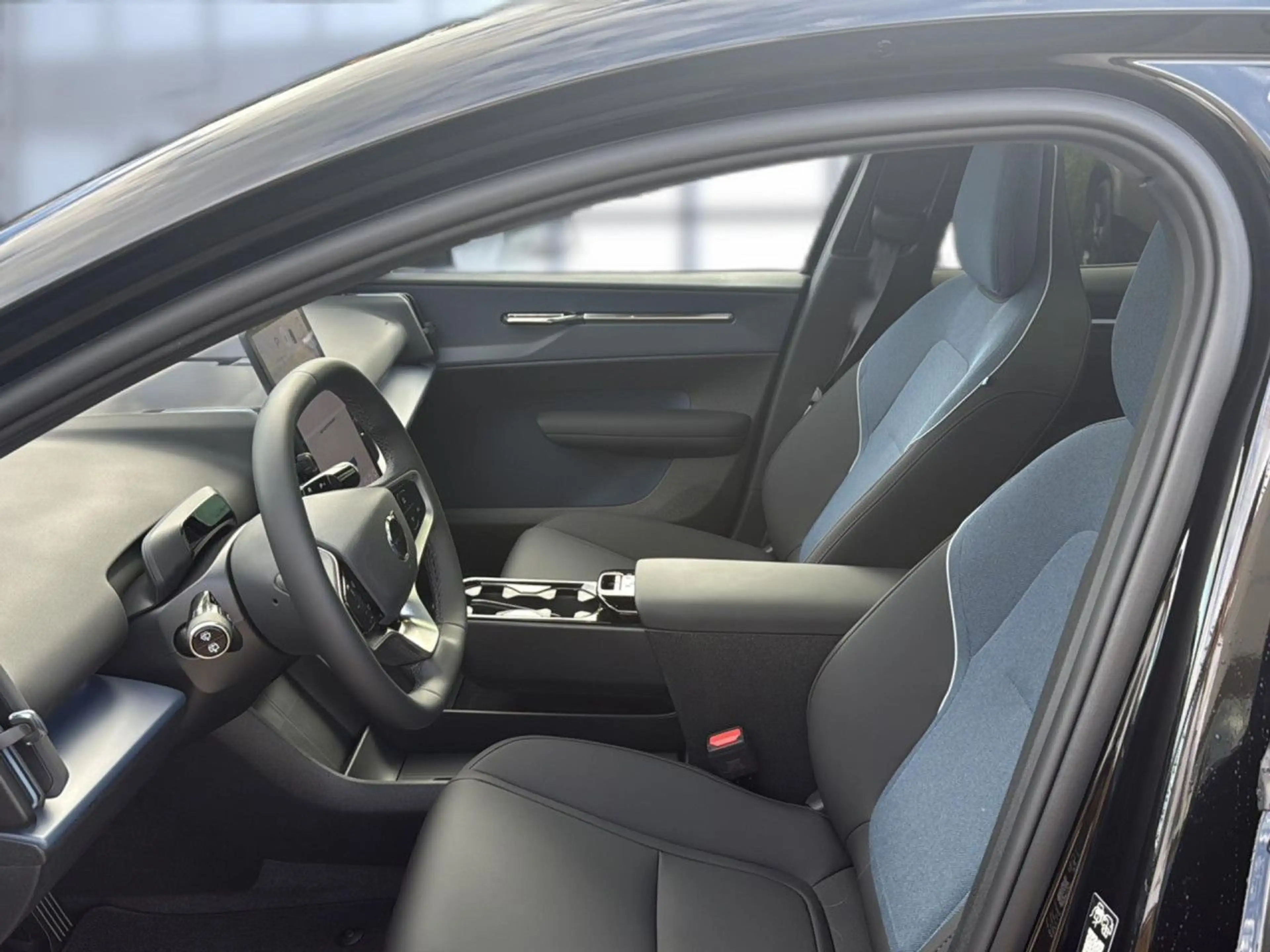 Volvo EX30 CC Performance Pure Electric AWD Ultra LED — photo 12