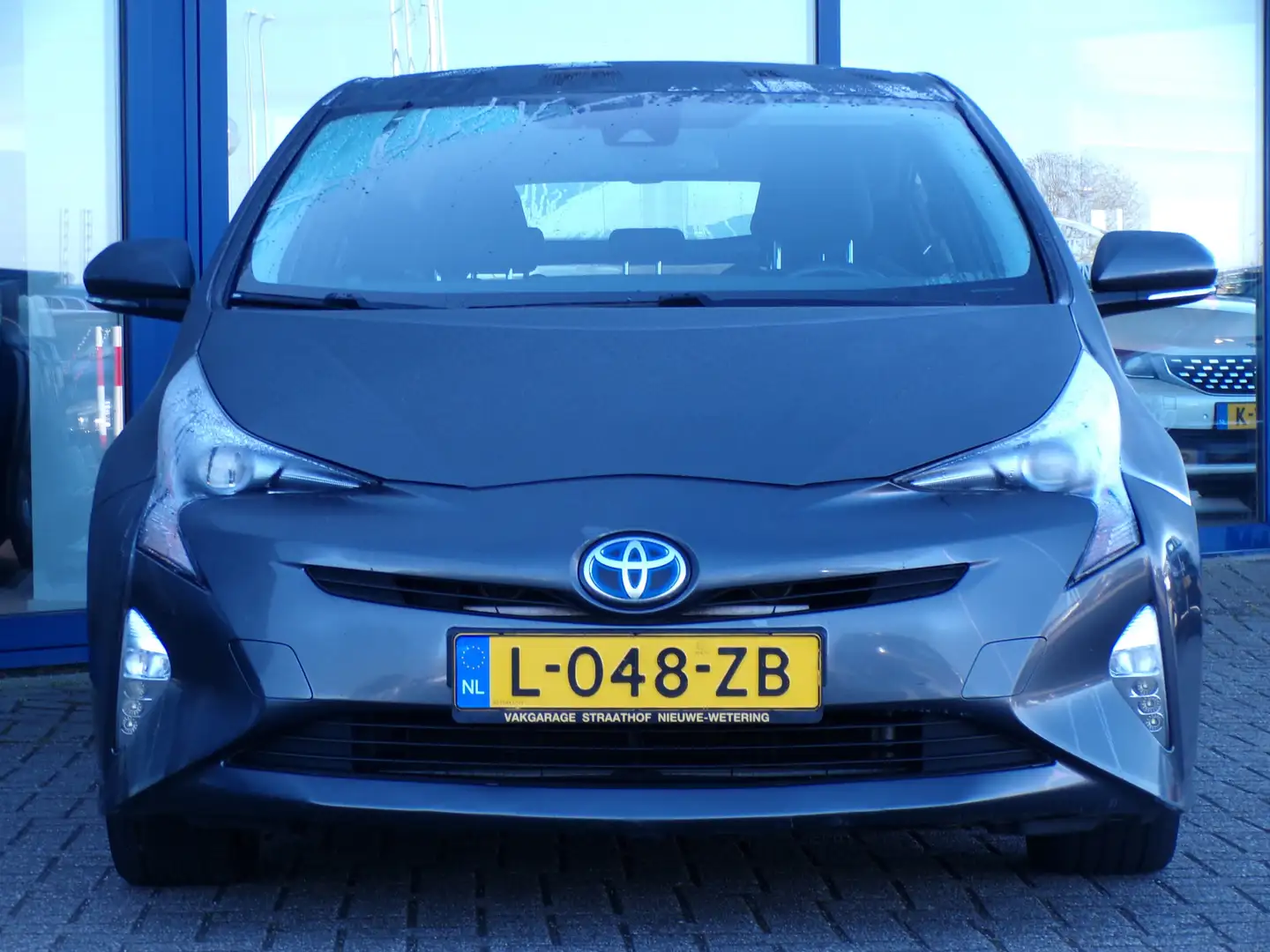 Toyota Prius 1.8 Dynamic, Trekhaak / Navigatie / Camera / Stoel Grijs - 2
