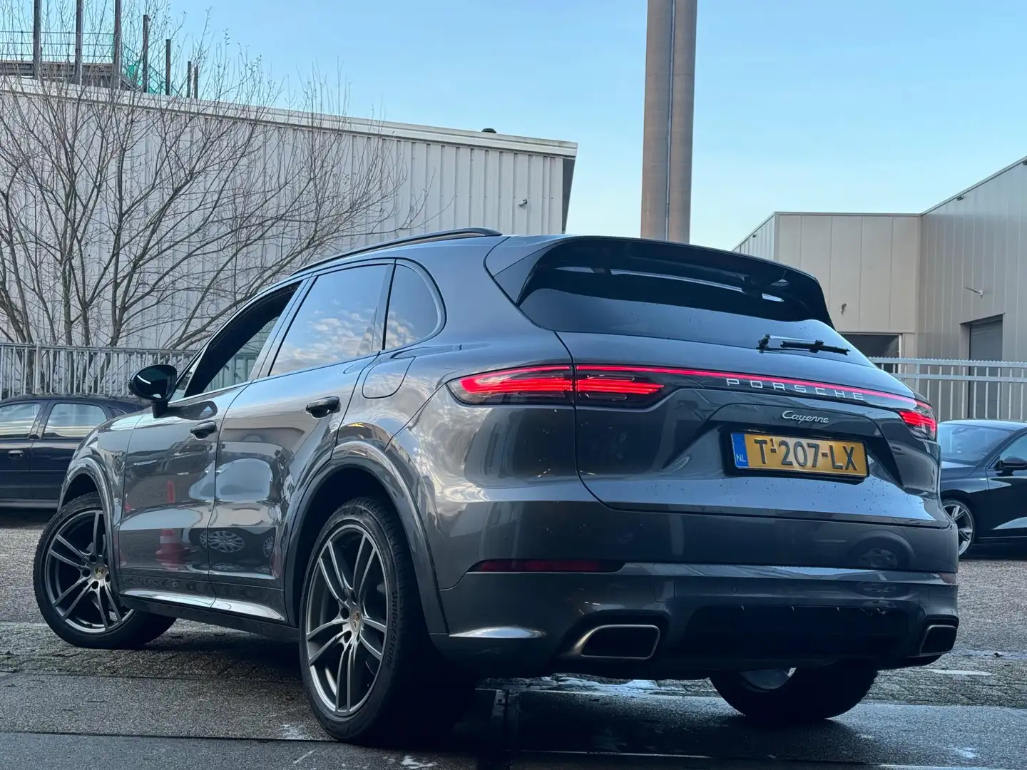 Porsche Cayenne 3.0 E-HYBRID|PLATINUM|PANO|LAGEKM|1STE EIGENAAR|20 Grau - 2