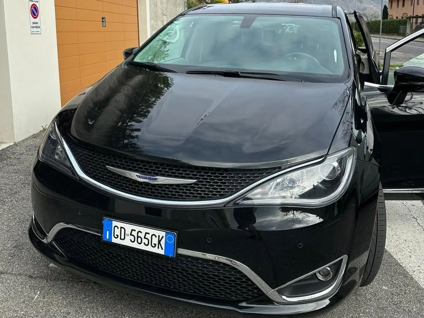 Chrysler Pacifica 3.6 V6 Touring L Plus at9 crna - 1