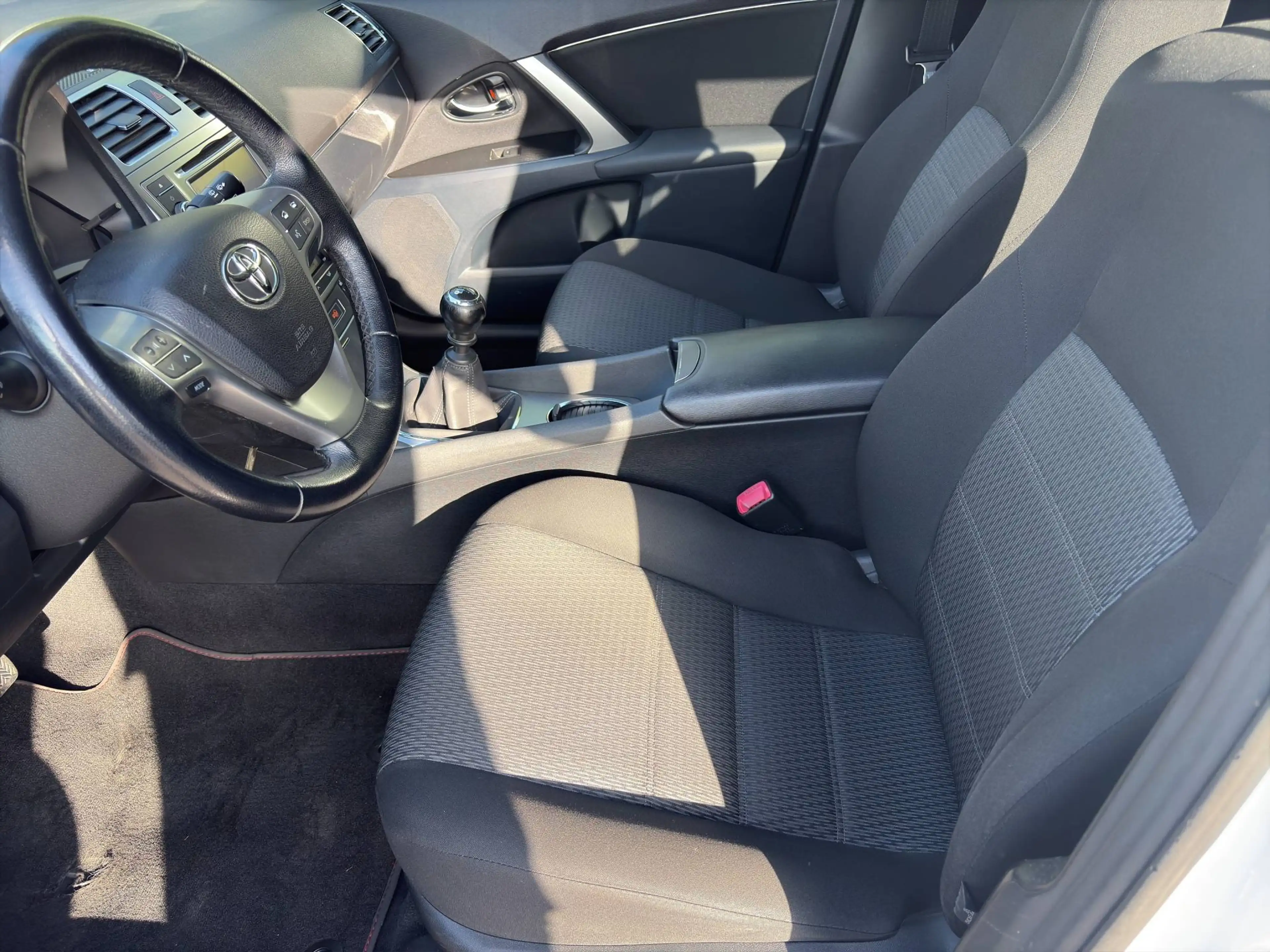 Toyota Avensis Edition — photo 11