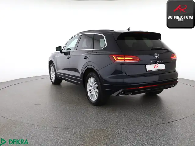 Volkswagen Touareg view 3