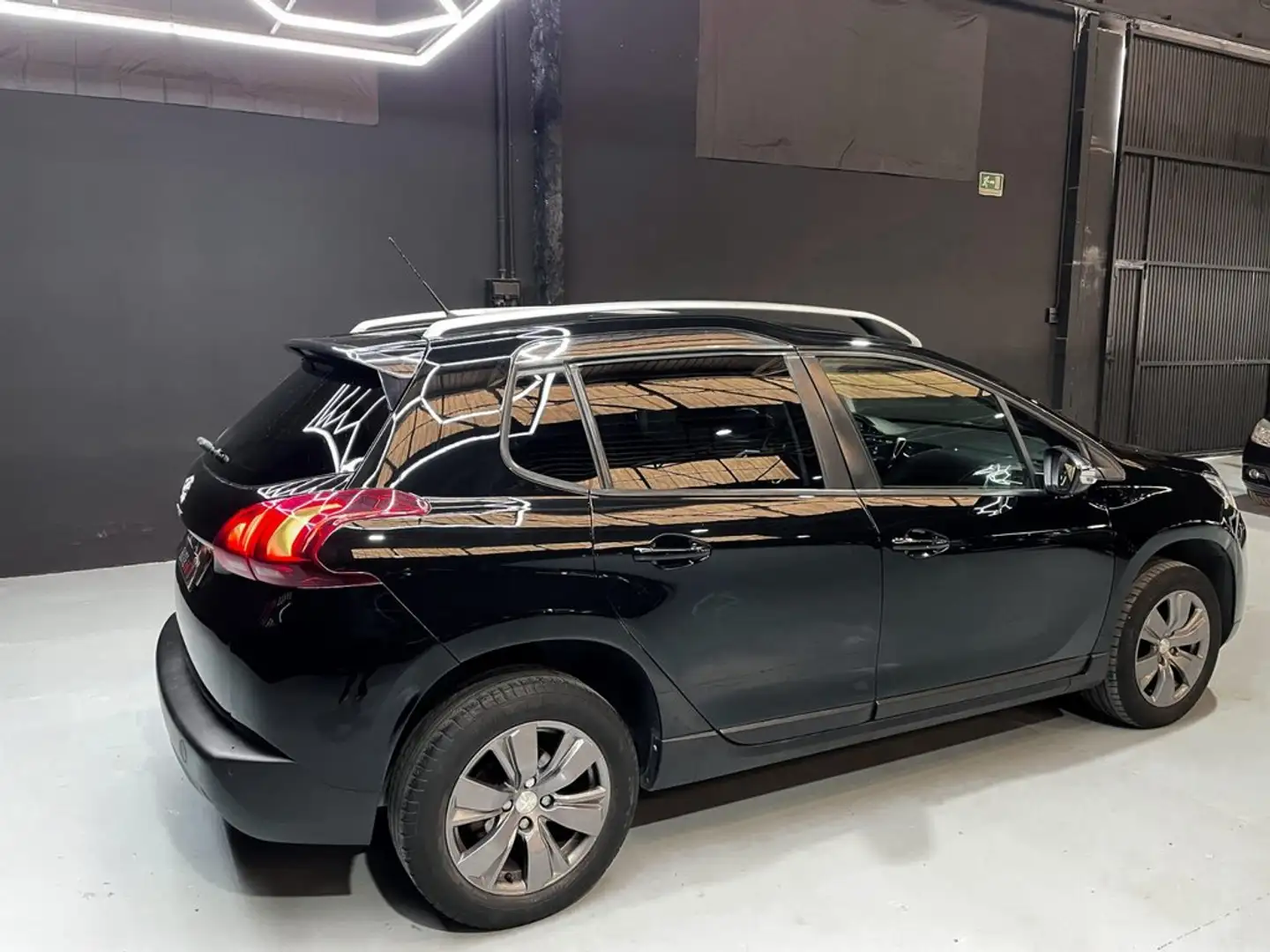 Peugeot 2008 Signature 1.2 PureTech 60KW (82CV) Noir - 1