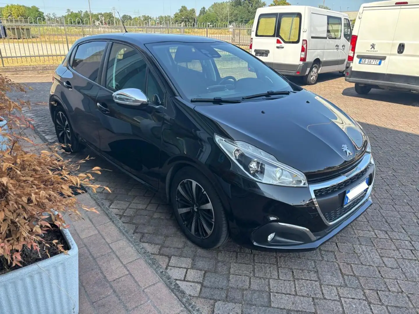 Peugeot 208 1° serie BlueHDi 100 S&S 5 porte Allure Nero - 1