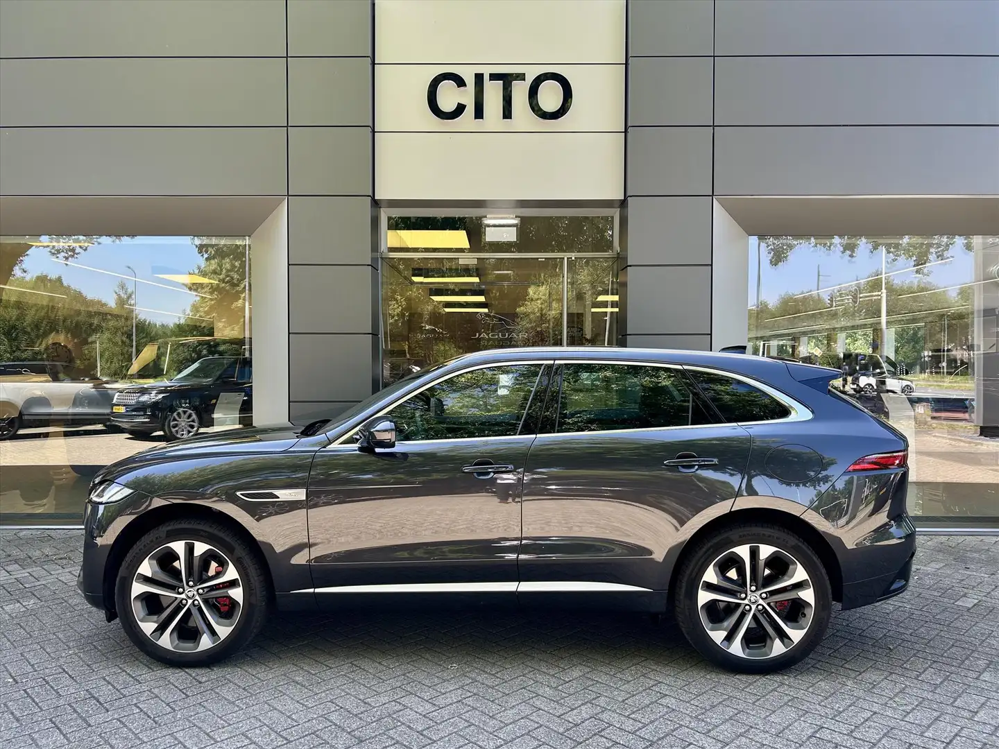 Jaguar F-Pace P400e AWD PHEV R-Dynamic SE Grijs - 2