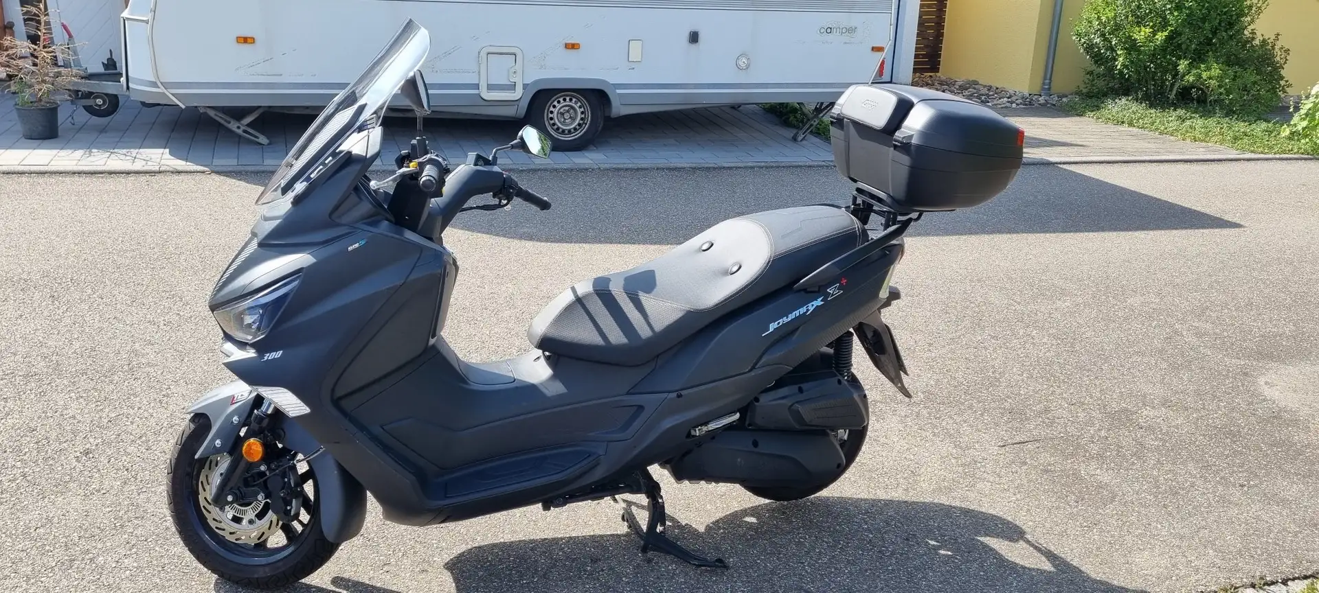 SYM Joymax 300 JoymaxZ+, ABS, LED-Bel., USB-Anschluss, Topcase Fekete - 1