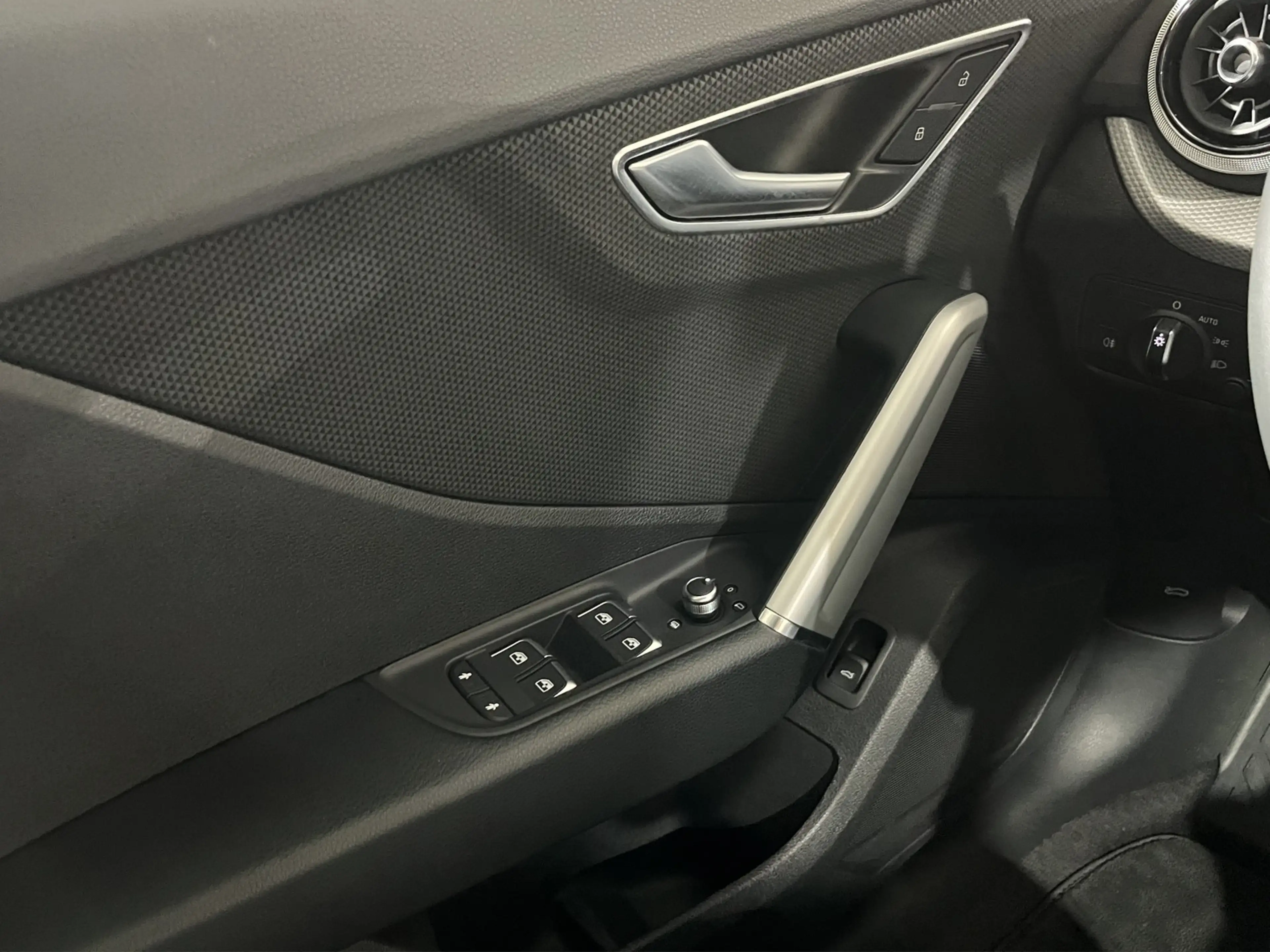 Audi Q2 2.0TDI quattro S Line AmbL MultiCam LED — photo 12