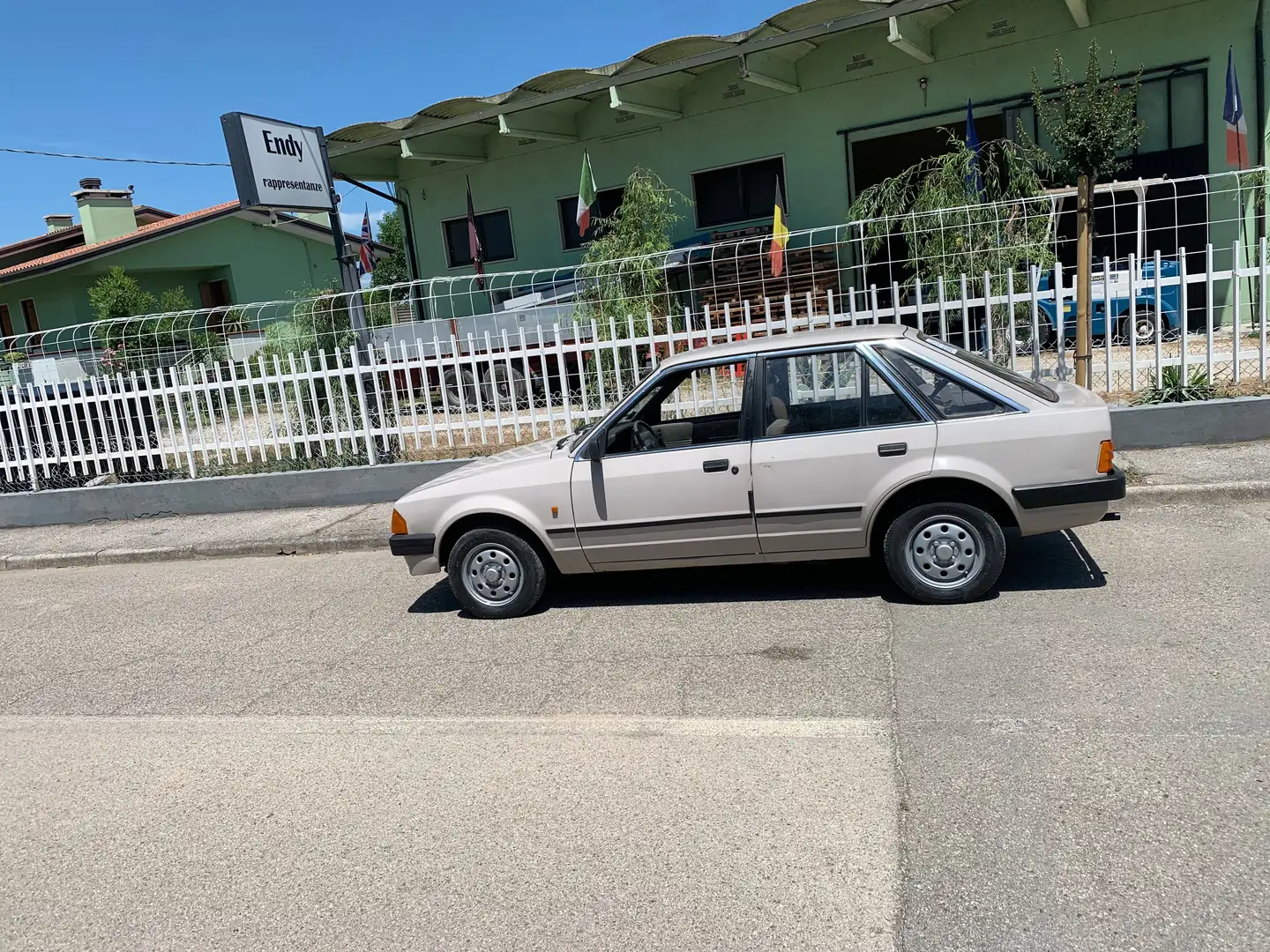 Ford Escort epoca Beige - 1