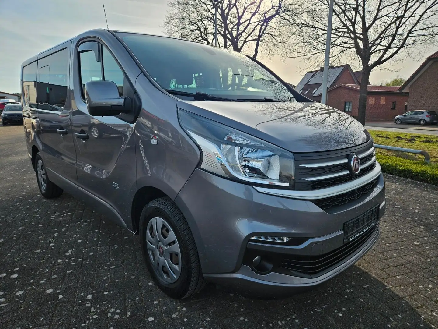 Fiat Talento Kombi L1H1 1,2t Family NAV TEMP KAM DAB Grau - 1
