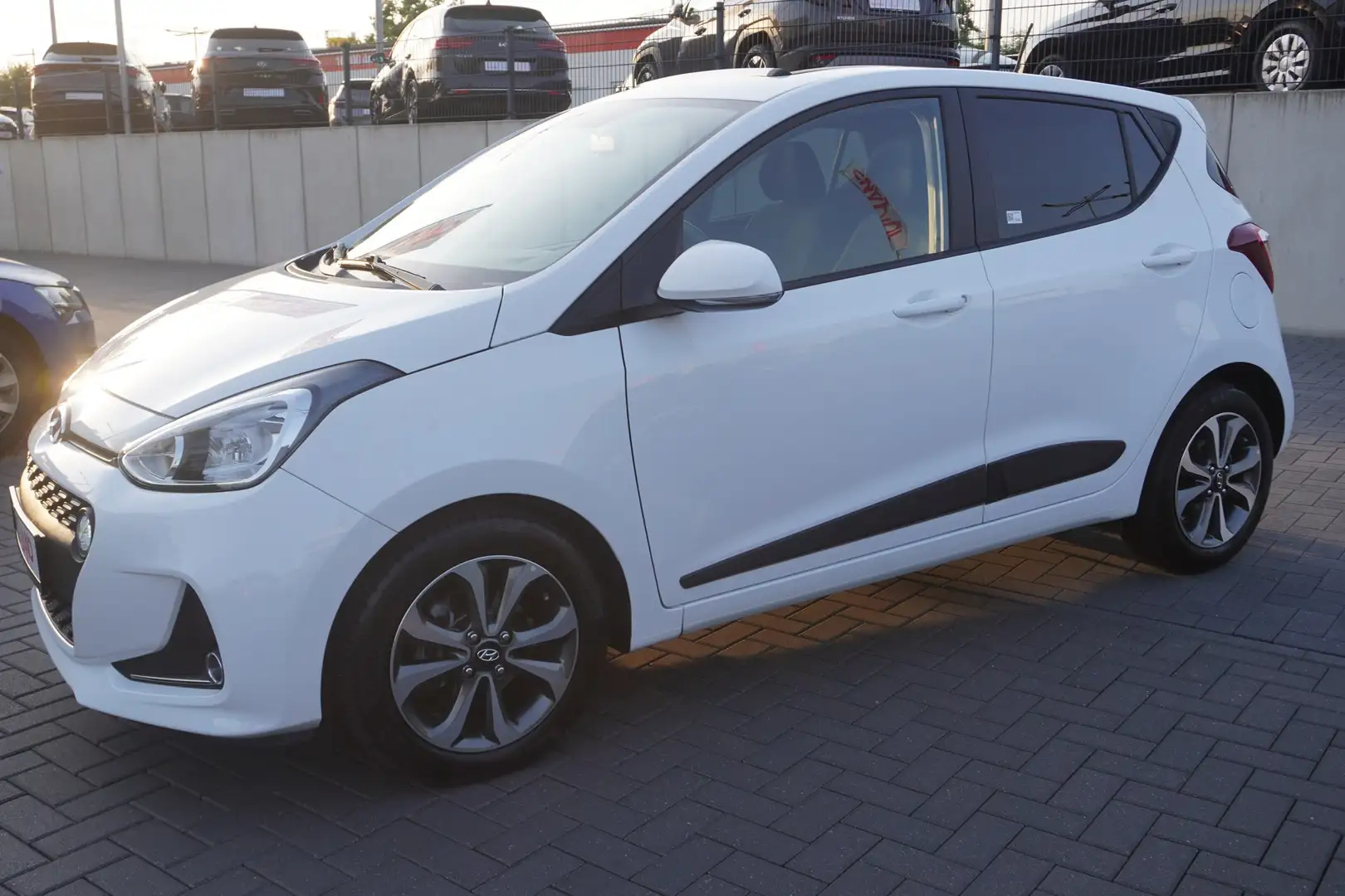 Hyundai i10 1.2 YES! Navi Sitzheizung Schiebedach PDC Weiß - 2