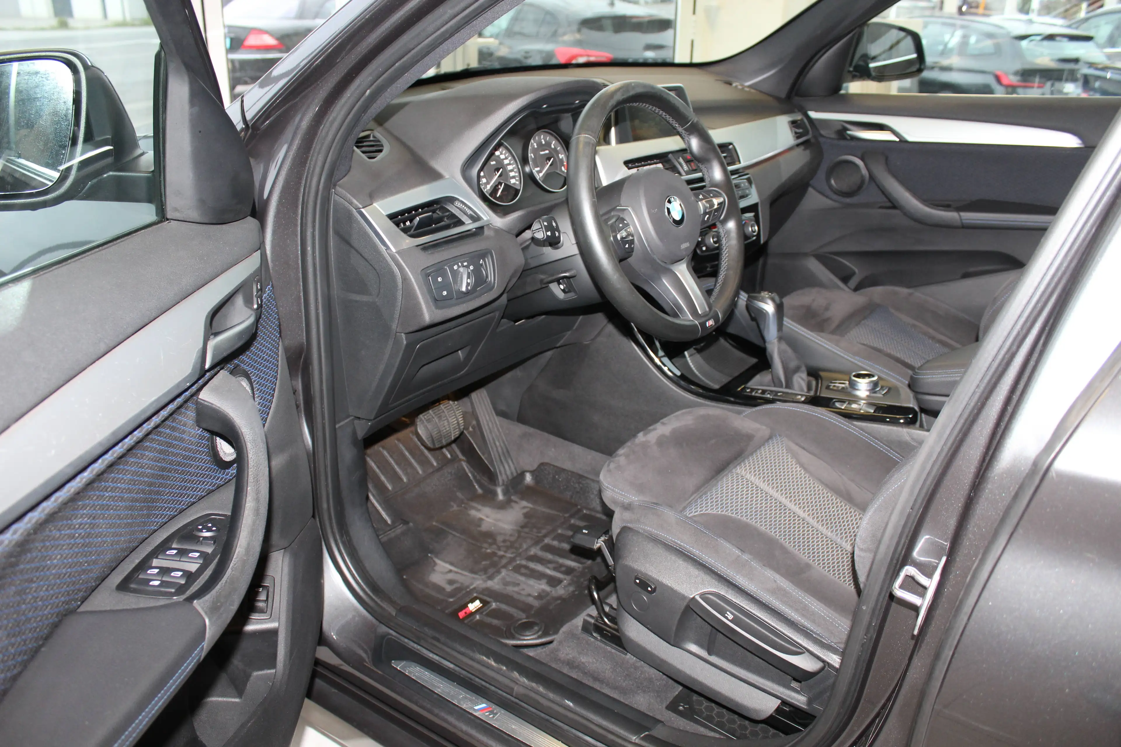 BMW X1 xDrive 20 d M Sport // PANO // NAVI // Kamera — photo 11