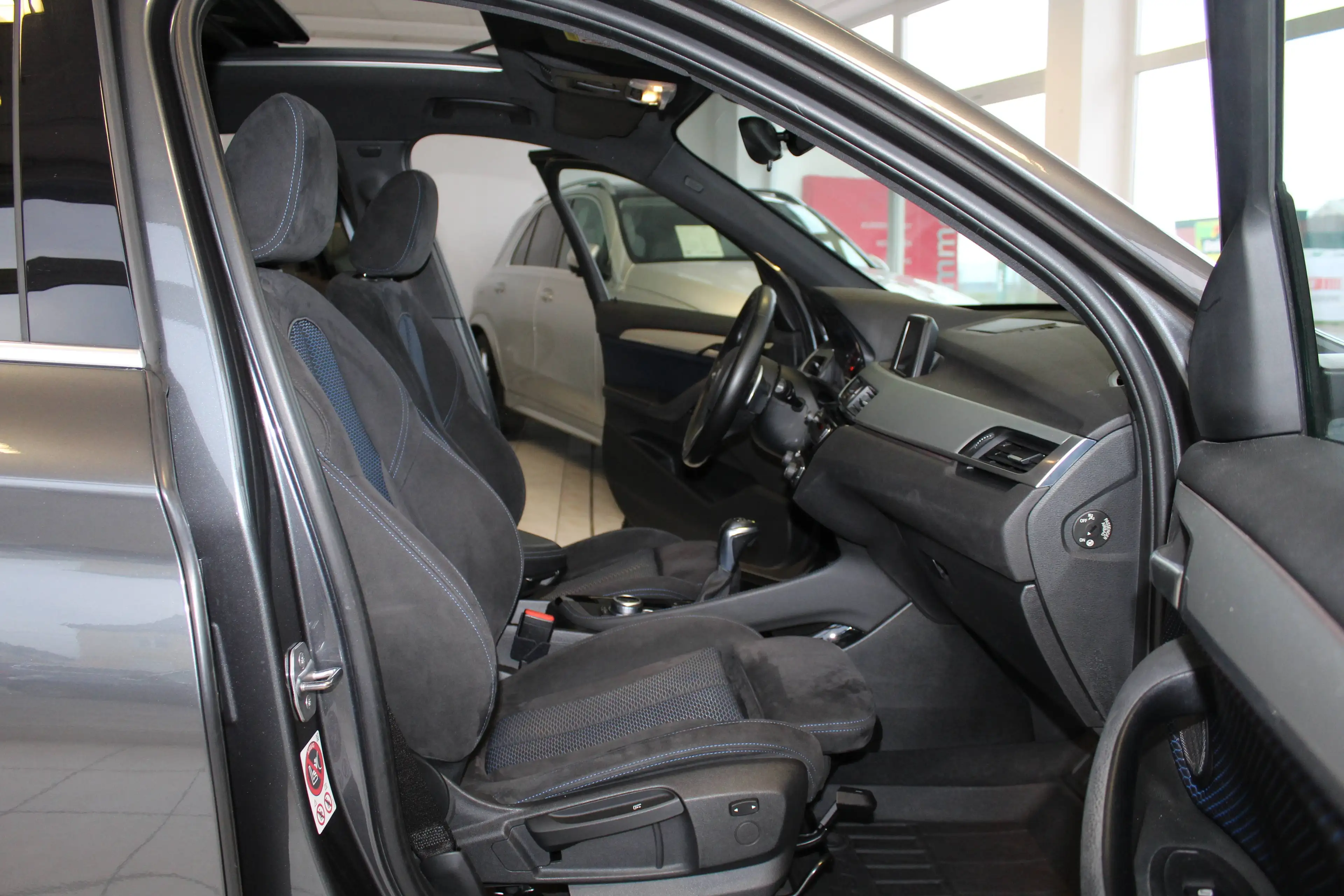 BMW X1 xDrive 20 d M Sport // PANO // NAVI // Kamera — photo 13