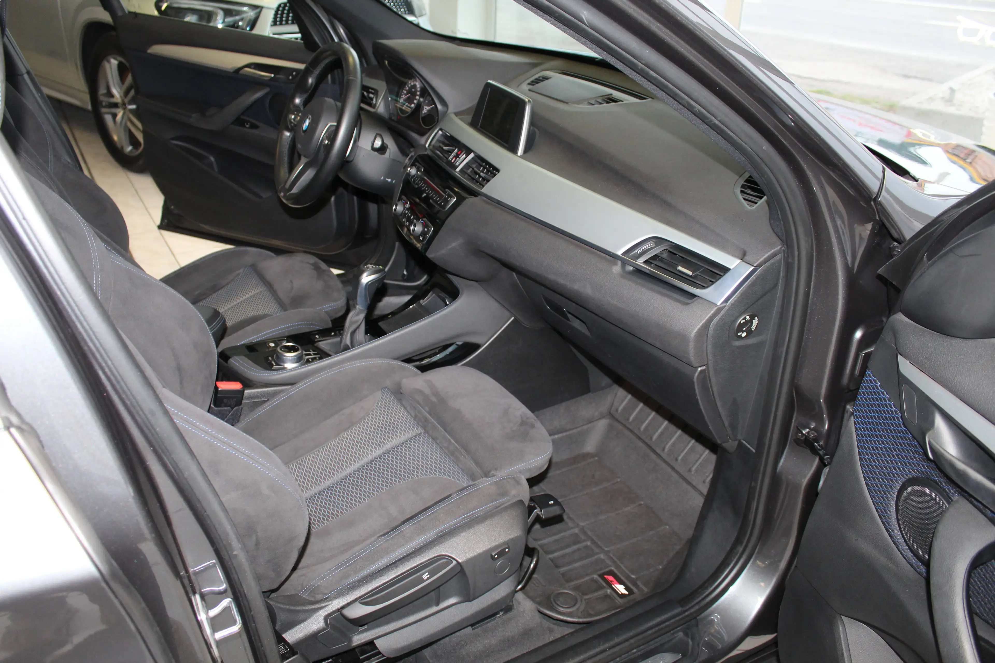 BMW X1 xDrive 20 d M Sport // PANO // NAVI // Kamera — photo 12