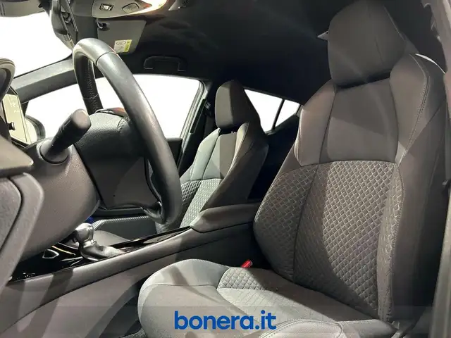 Toyota C-HR view 15