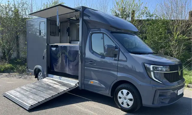 Renault Master Paardenwagen / Horsetruck / Veewagen /Nieuw & BPM
