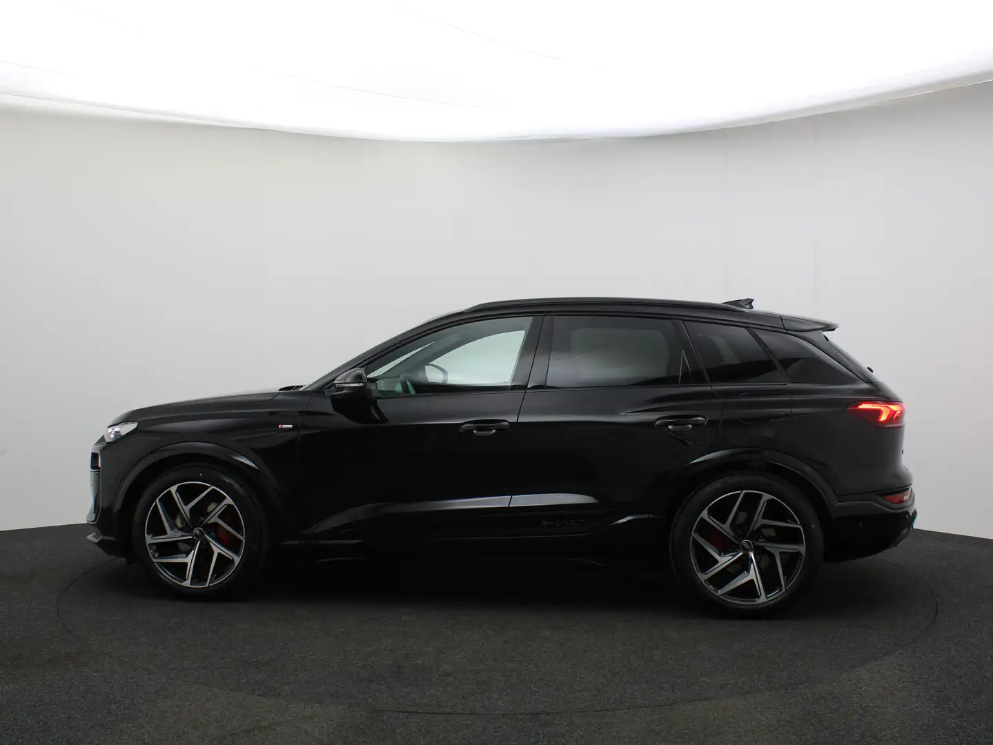 Audi Q6 e-tron e-tron 252pk S edition Negru - 2