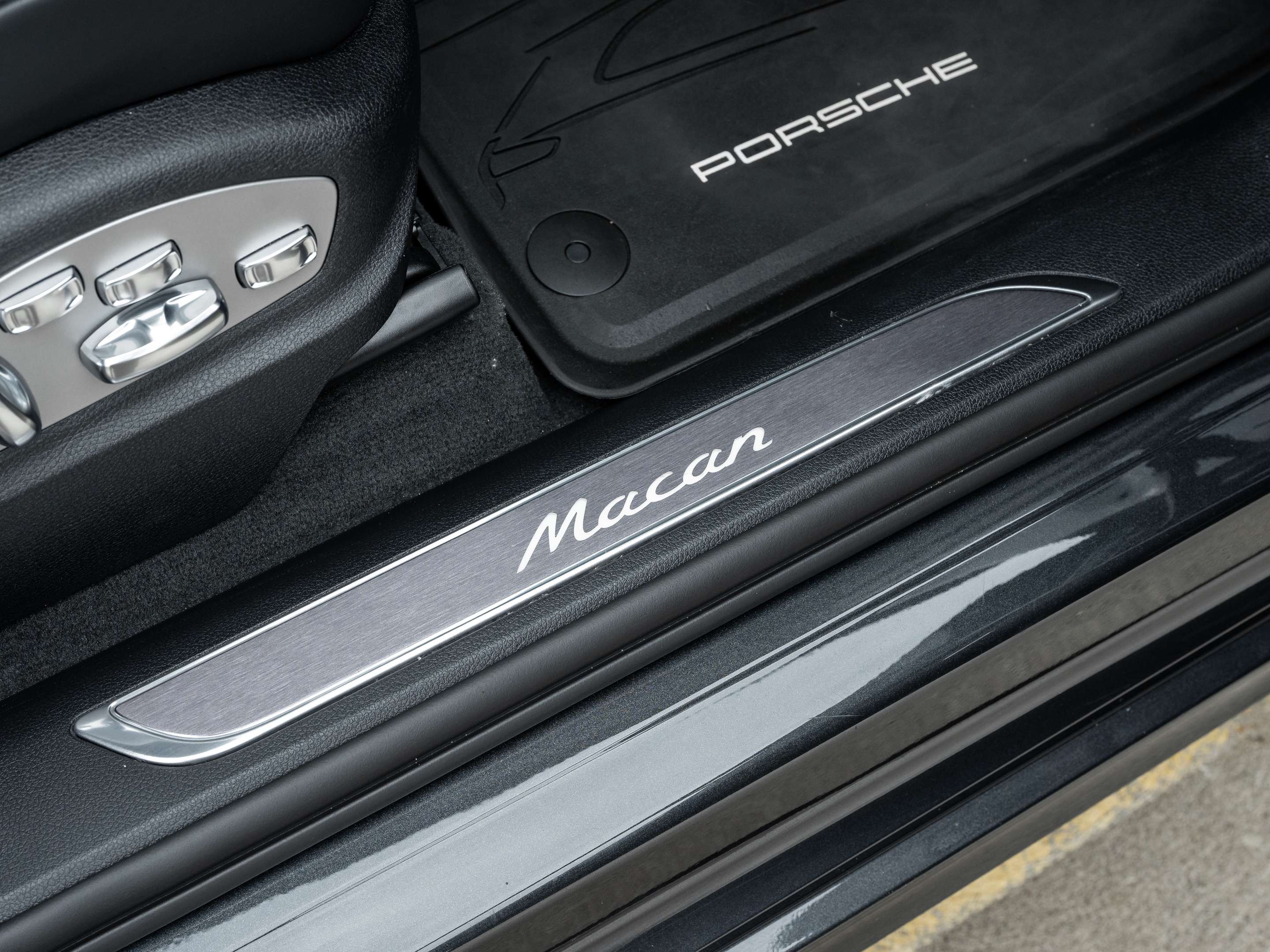 2025 Porsche Macan AWD | Winter Tire Package Included thumb 30