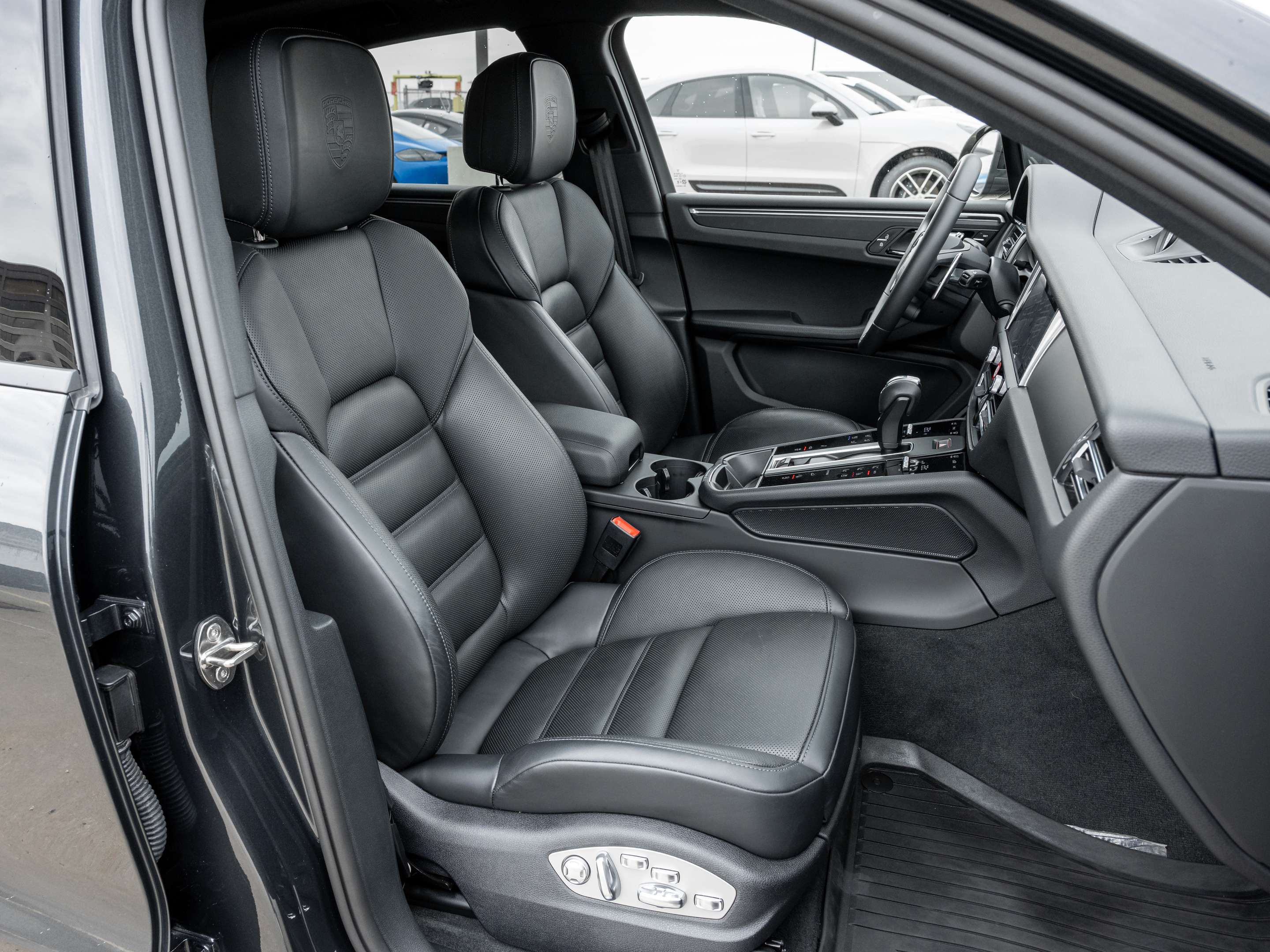 2025 Porsche Macan AWD | Winter Tire Package Included alt 5