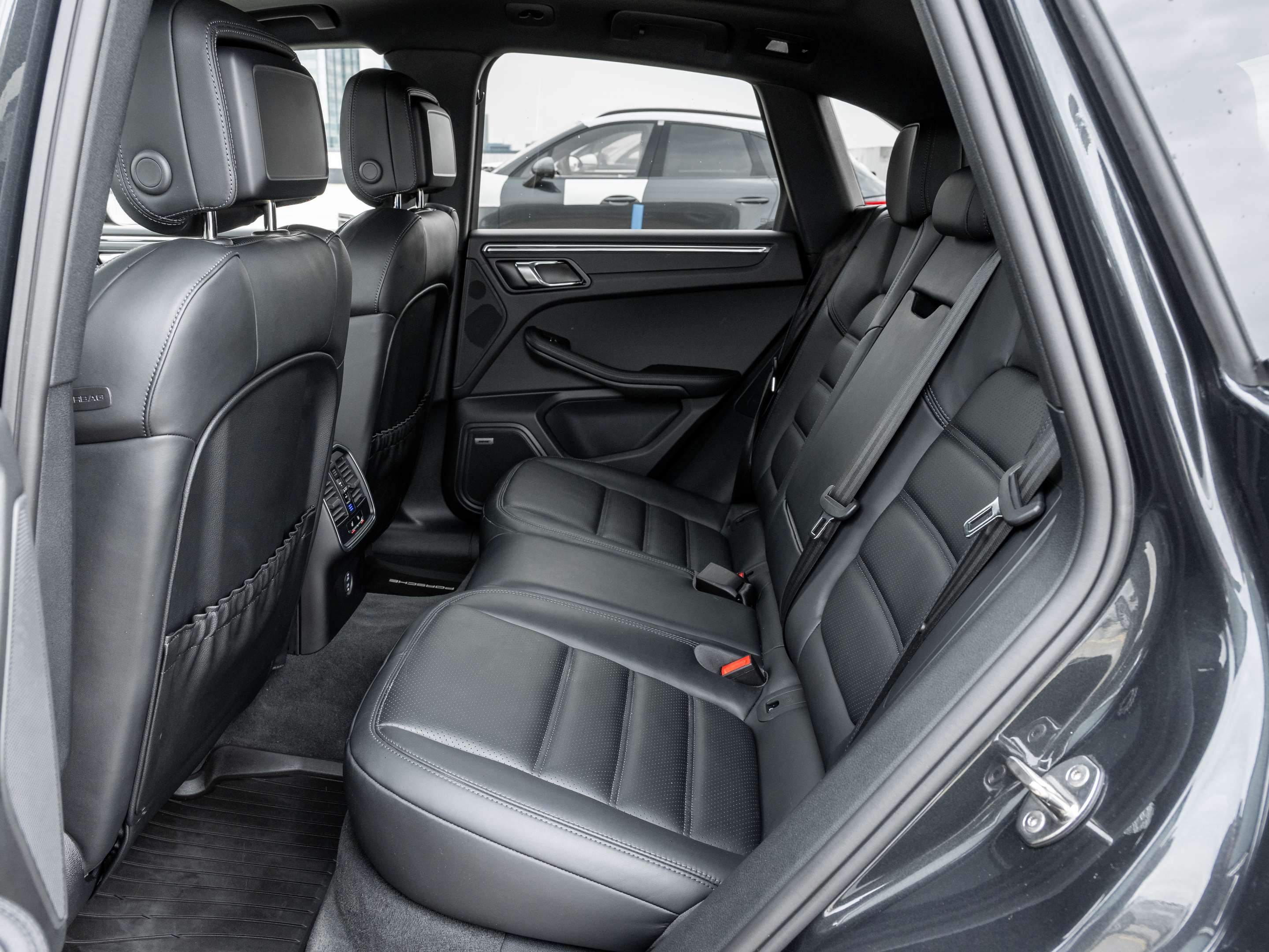 2025 Porsche Macan AWD | Winter Tire Package Included thumb 31