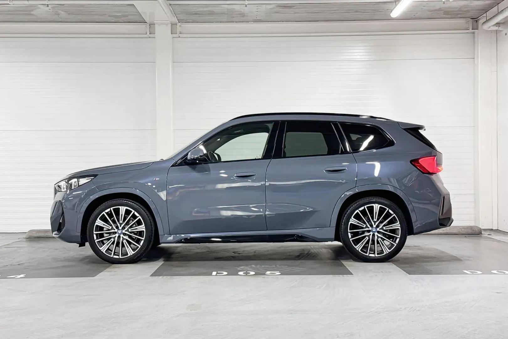 BMW iX1 xDrive30 67 kWh l M-Sport l trekhaak Gris - 2