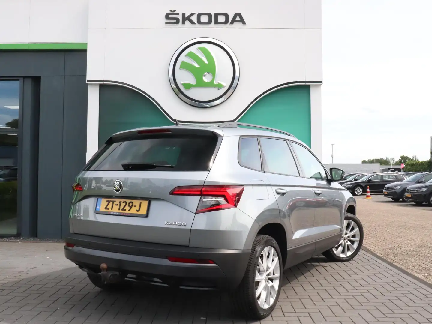 Skoda Karoq 1.5 TSI 150 pk ACT Ambition Business | Trekhaak | Grijs - 2