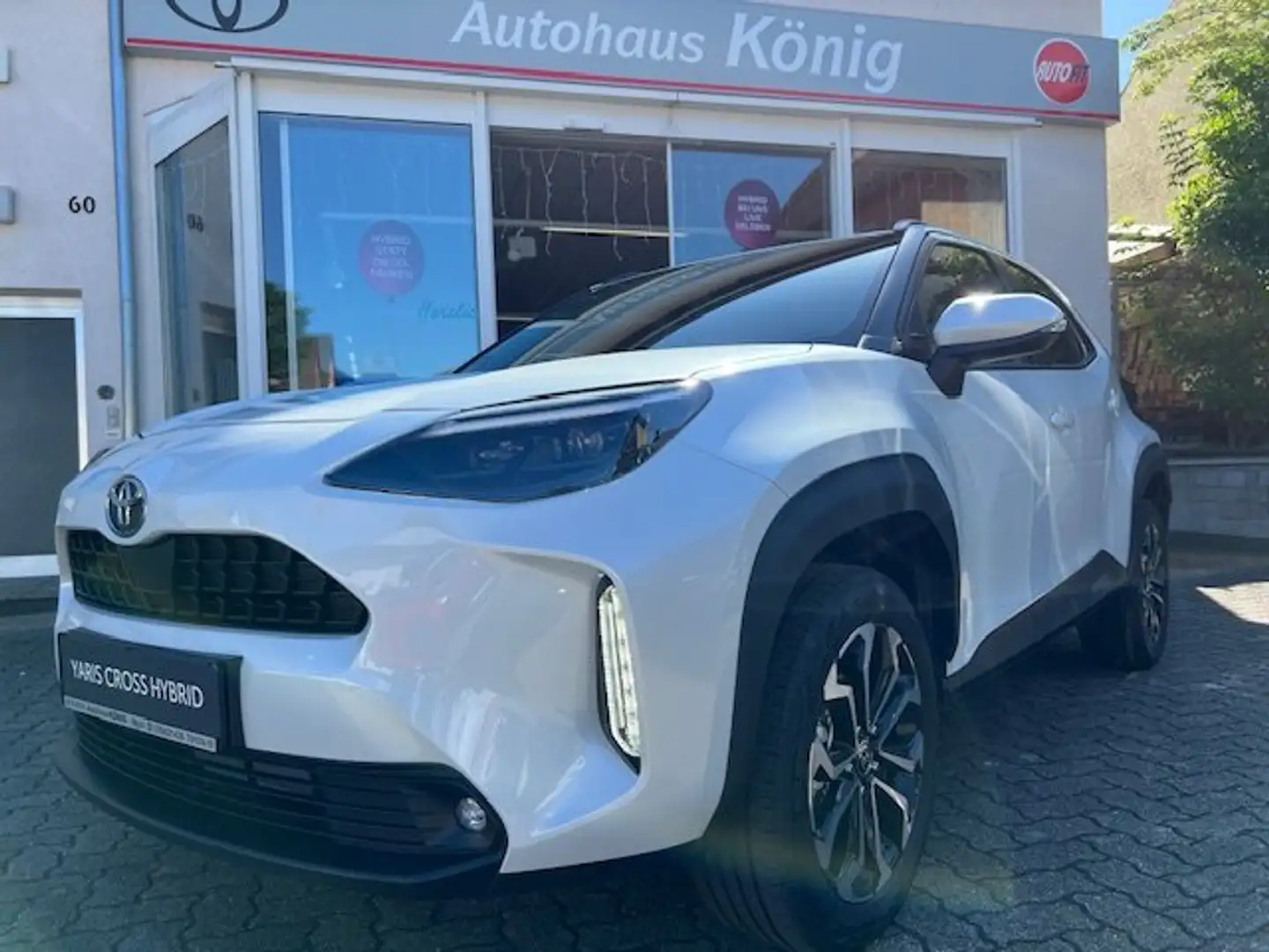 Toyota Yaris Cross weiß oder blau Hybrid 130PS 1.5 VVT-i AWD Team Weiß - 2