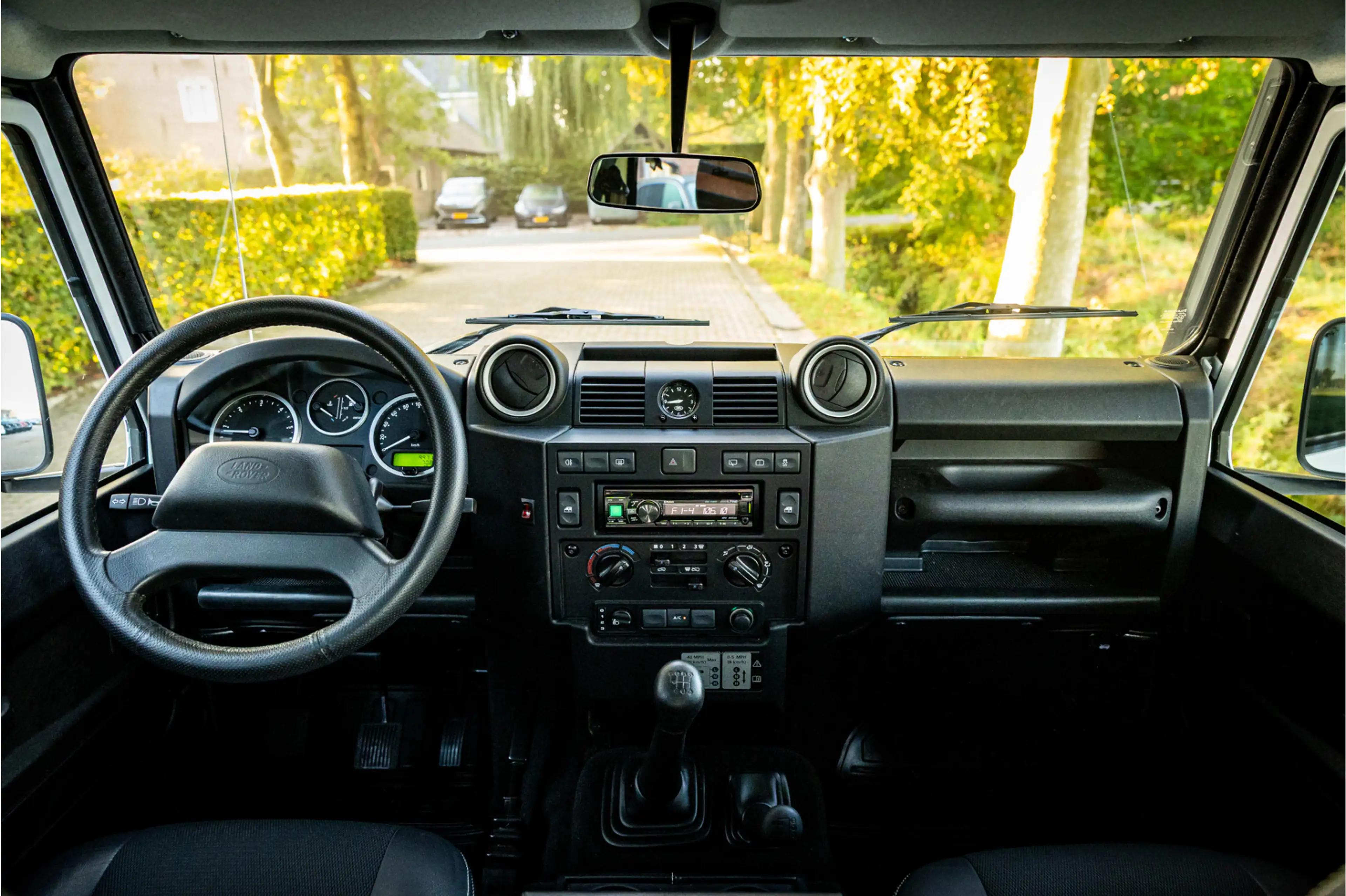 Land Rover Defender 2.2 D SW 90" SE Nieuw Lier Roofrack — photo 7