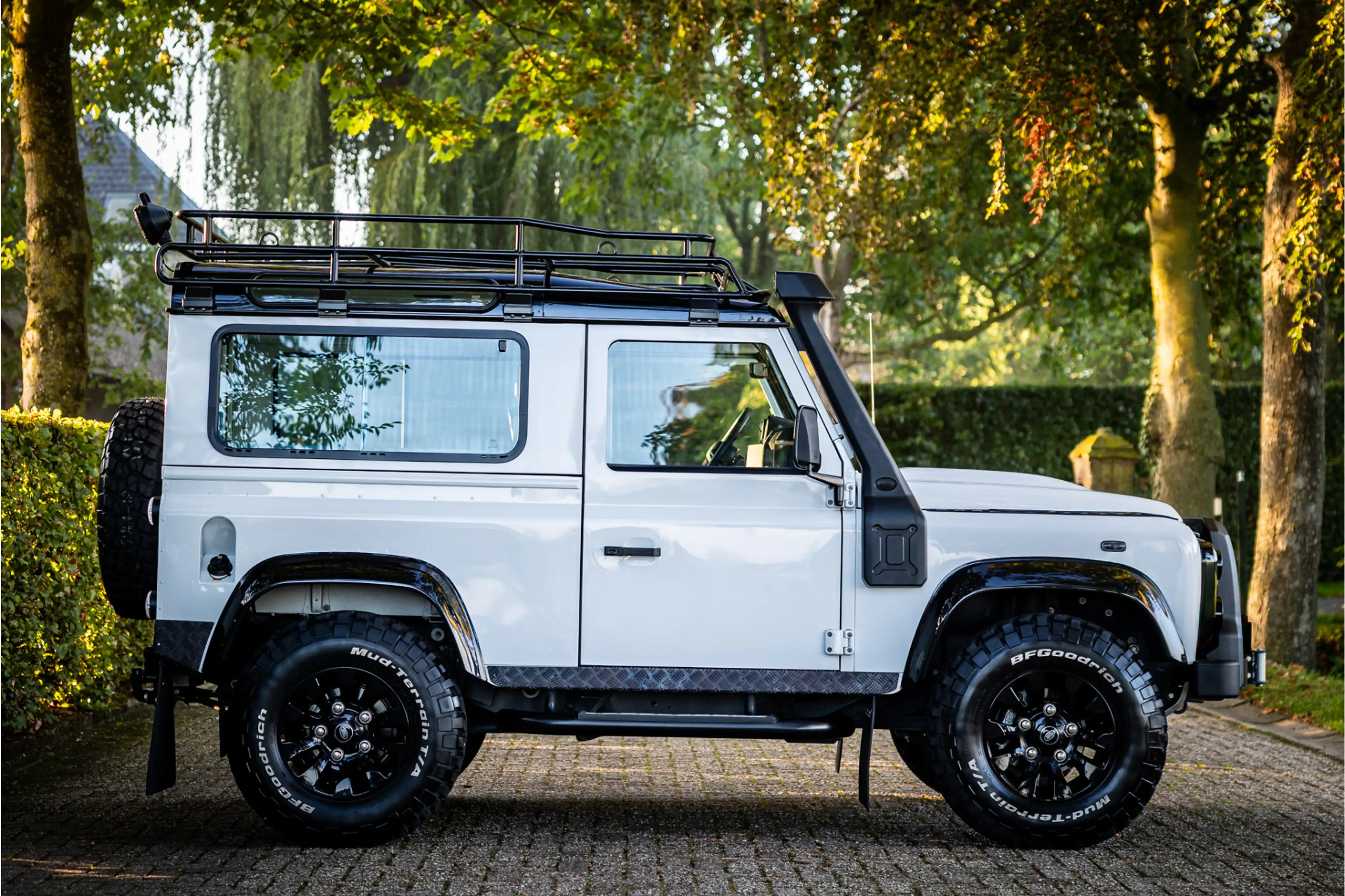 Land Rover Defender 2.2 D SW 90" SE Nieuw Lier Roofrack — photo 14