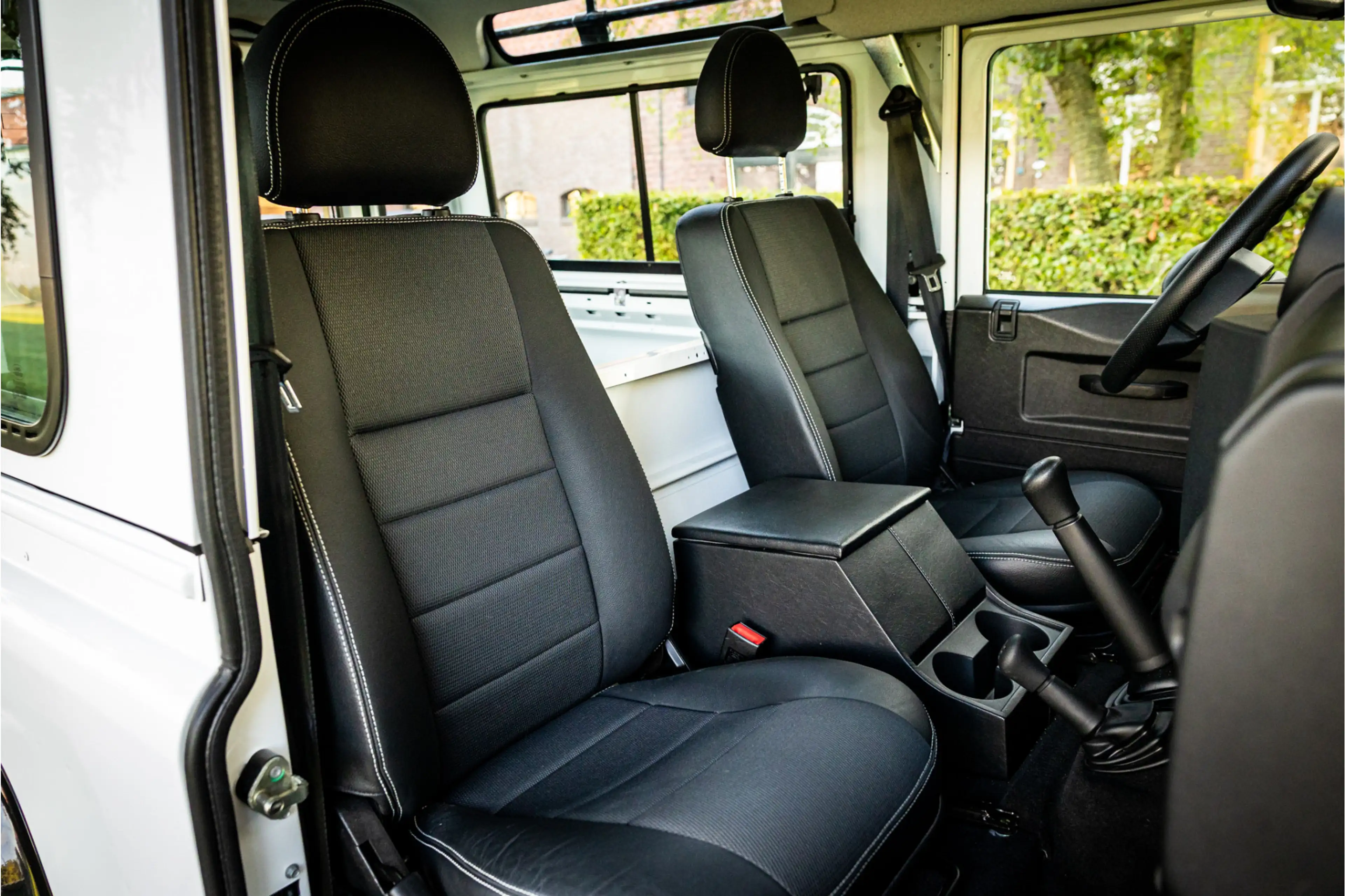 Land Rover Defender 2.2 D SW 90" SE Nieuw Lier Roofrack — photo 9
