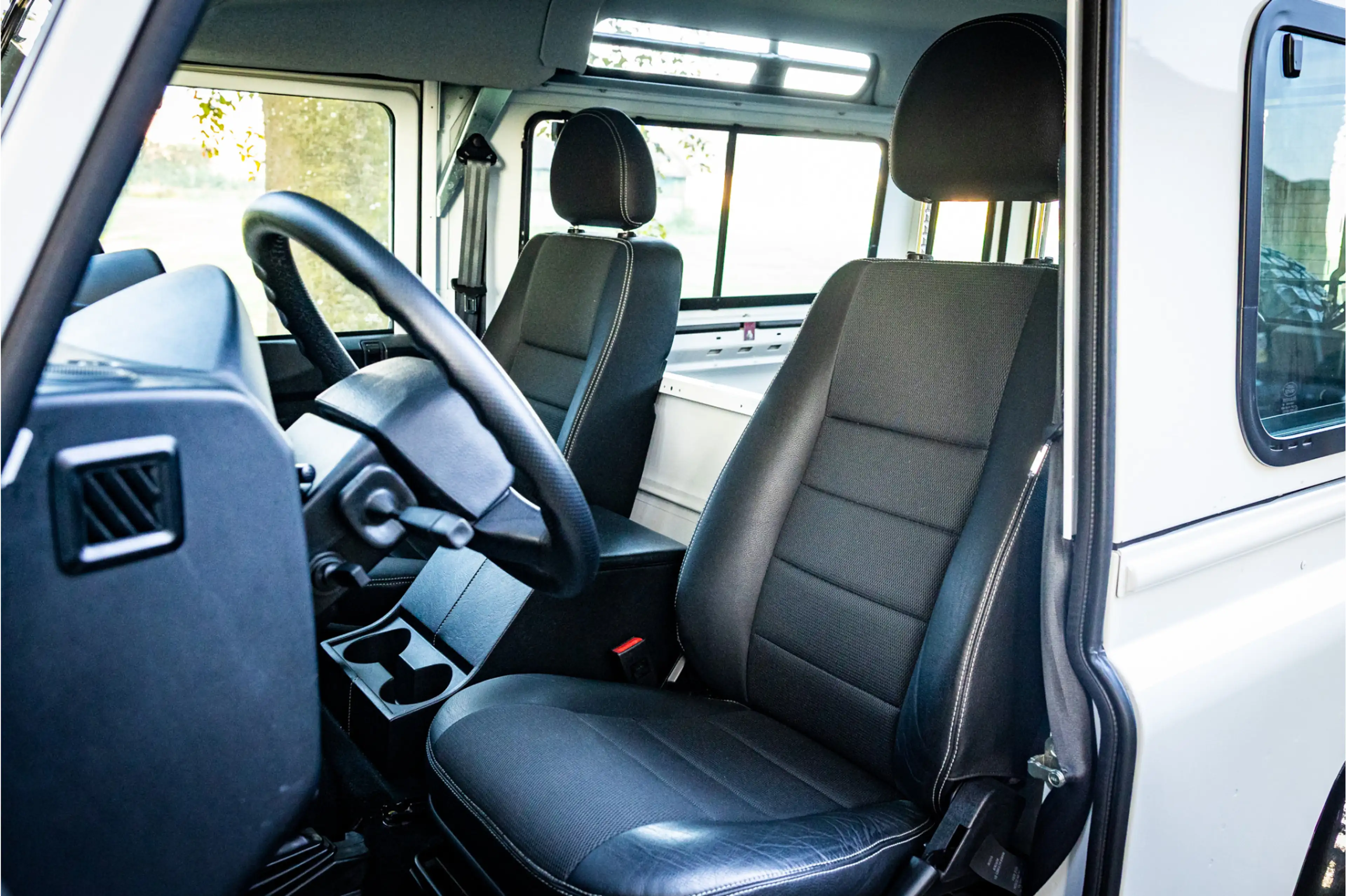 Land Rover Defender 2.2 D SW 90" SE Nieuw Lier Roofrack — photo 6